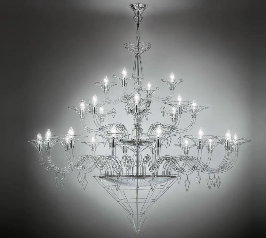 Araña italiana contemporánea con estructura metálica en acabado cromado que recuerda a una araña veneciana tradicional de Murano / Fabricada en Italia por Fabio Ltd
Diámetro: 63 pulgadas / Altura: 53 pulgadas más cadena y dosel
28 luces / tipo E12 o
