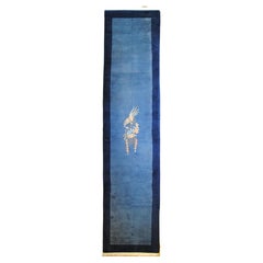 Corsia cinese a fondo azzurro con decoro minimalista