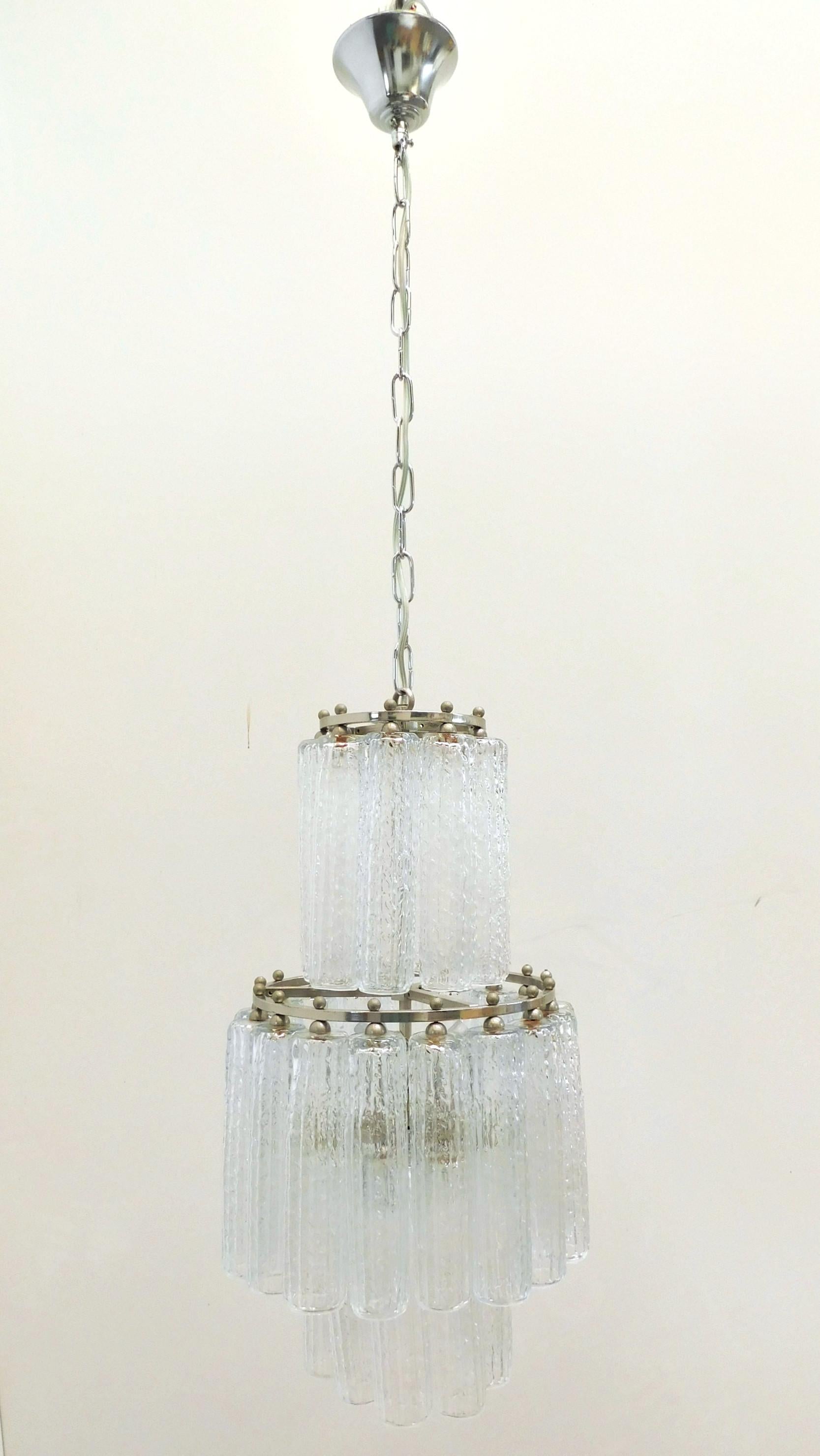 Vintage Italian chandelier with clear Murano glasses hand blown in cylindrical shapes and bark like effect using Corteccia technique, mounted in three layers on nickel metal frame / In the style of Venini, circa 1960s / Made in Italy
3 lights are