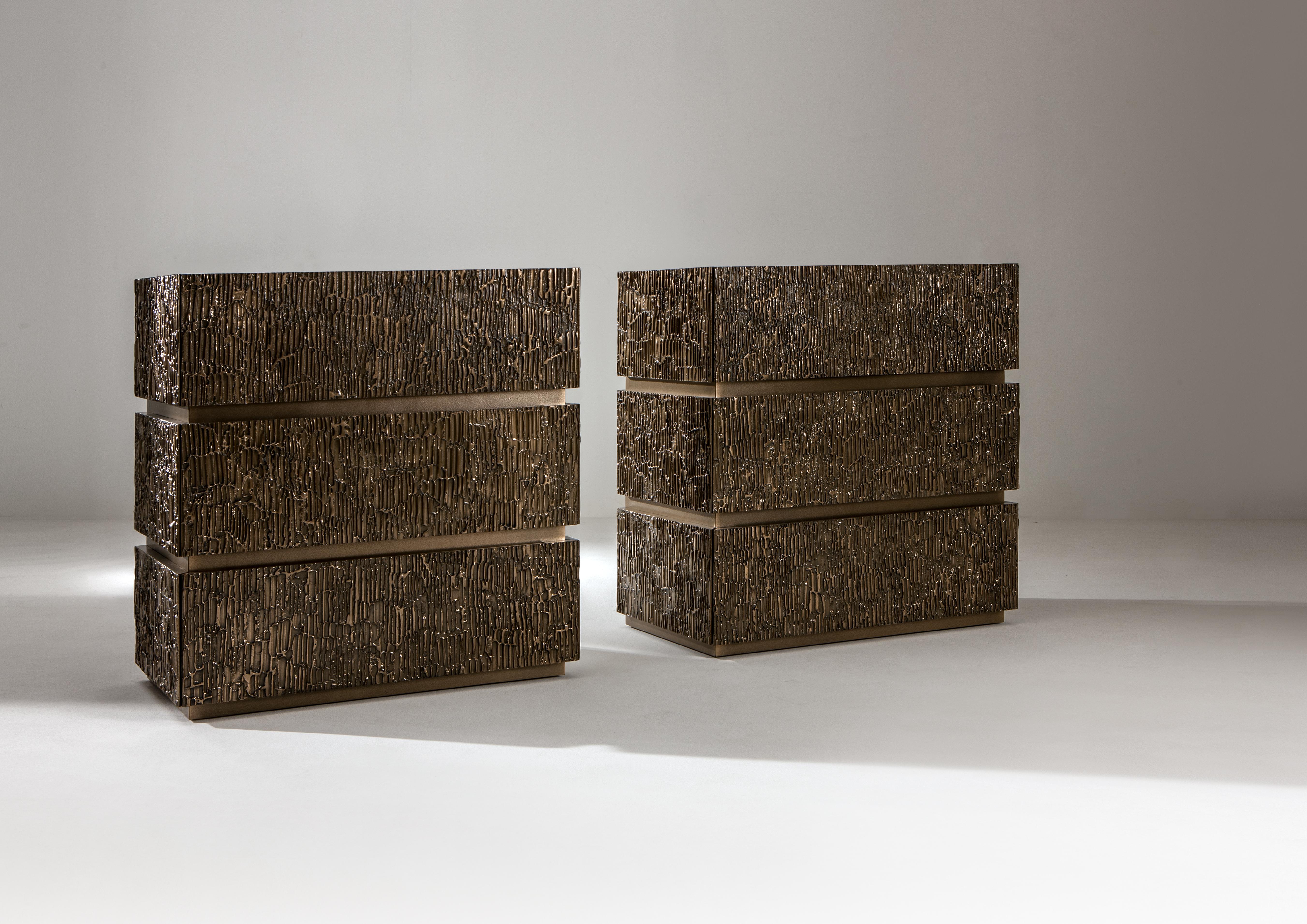 Cassettiera Corteccia di Laurameroni
Dimensioni: L. 80 x P. 45 x H. 80 cm
Materiali: Wood, Metallo.

Cassettiera in legno con cassetti intagliati Maxima e struttura rivestita in metallo liquido bronzo. Dotato di 2 cassetti esterni e 2 cassetti