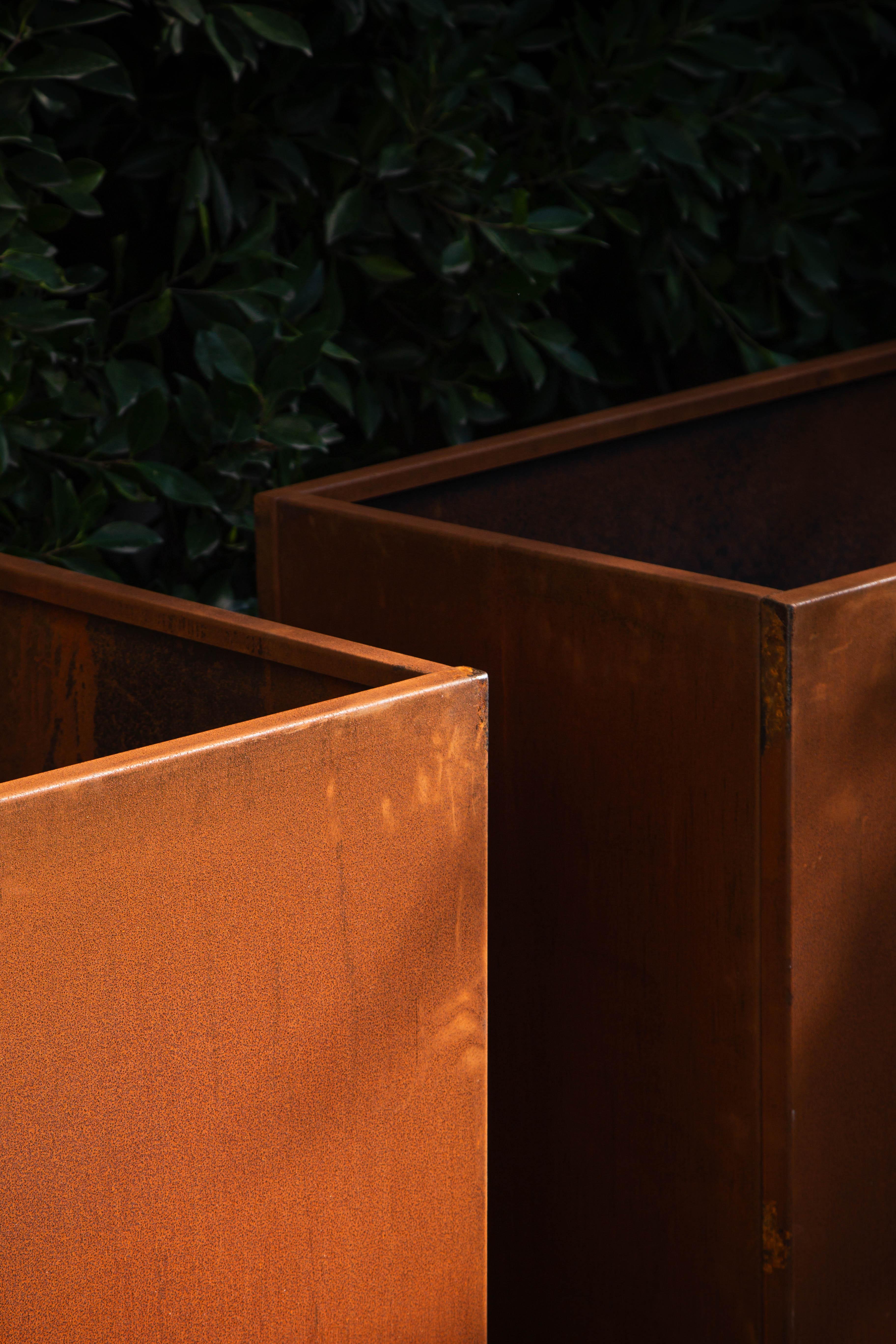 Jardinière ou boîte de jardin Edible Corten en acier (6,5' X 2' X 2,5') Excellent état - En vente à West Hollywood, CA