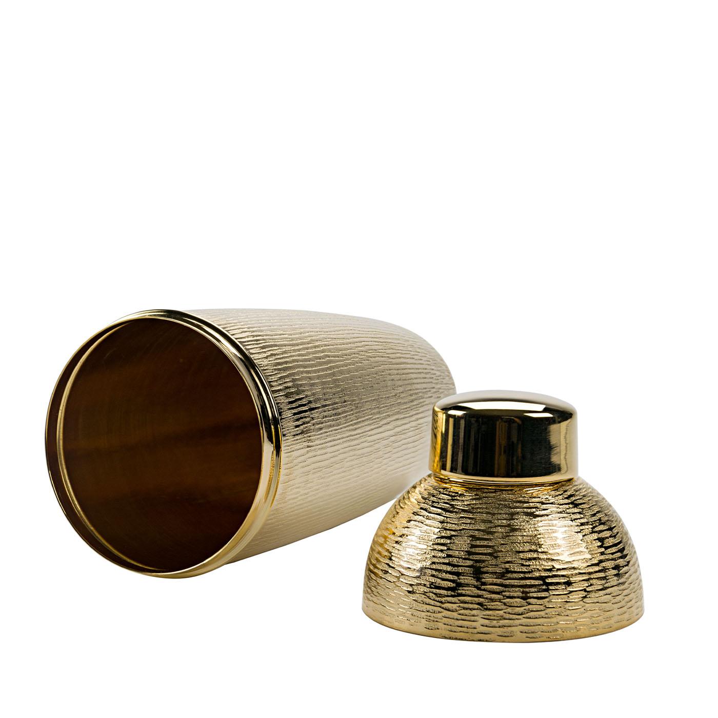 La mixologie rencontre l'opulence dans ce superbe ensemble en laiton composé d'un shaker et d'une cuillère à mélange assortie. Luxueusement plaquées en or, les deux pièces affichent des détails à texture corticale obtenus grâce à un patient