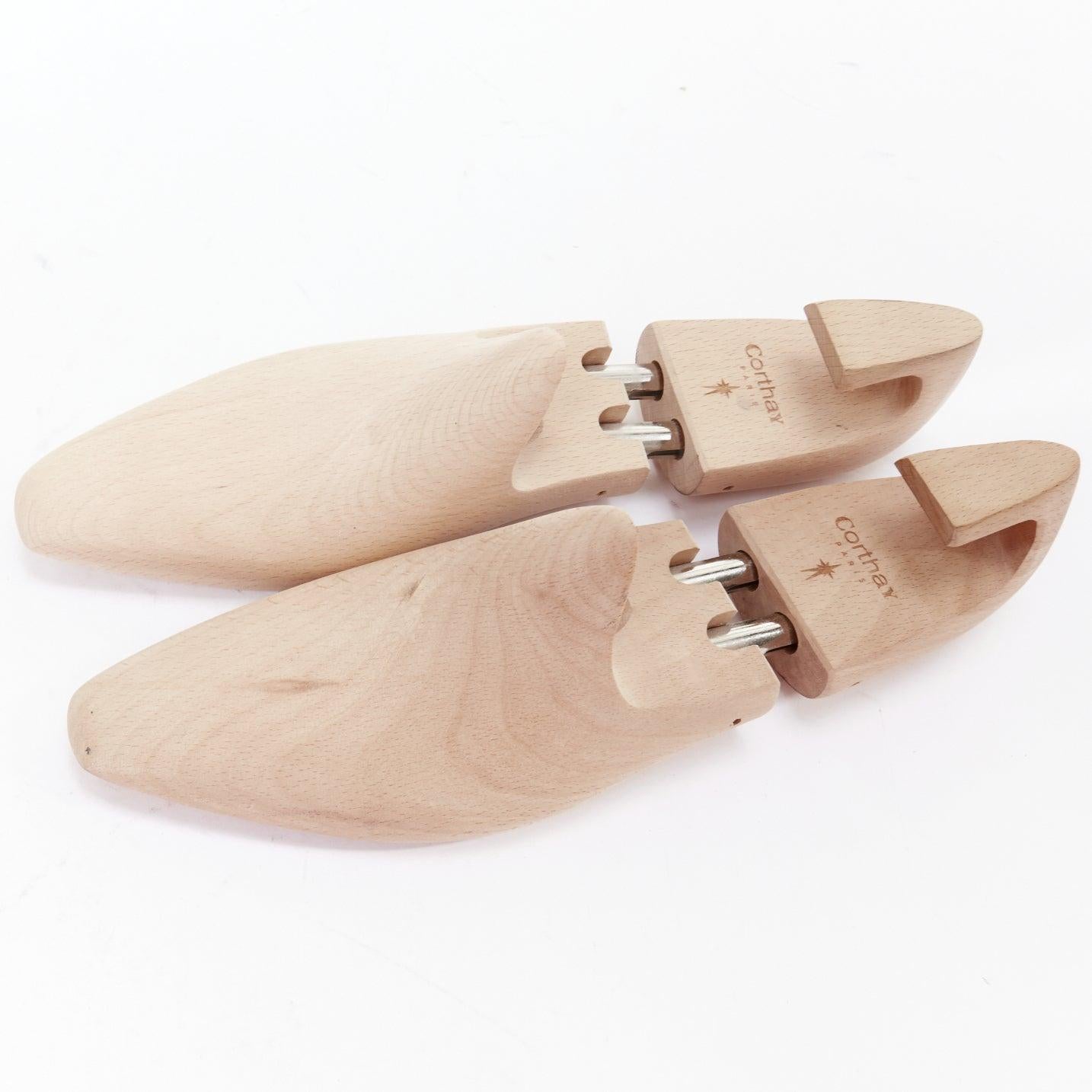 CORTHAY beige Holzlogo Schuhspanner Paar UK8 EU42 im Angebot 5