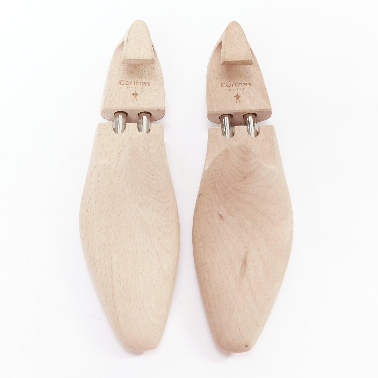 CORTHAY beige Holzlogo Schuhspanner Paar UK8 EU42
Referenz: CNLE/A00354
Marke: Corthay
MATERIAL: Holz
Farbe: Beige
Muster: Solide
Verschluss: Slip On
Zusätzliche Details: Logos auf beiden Seiten.

ZUSTAND:
Zustand: Gut, dieser Artikel wurde