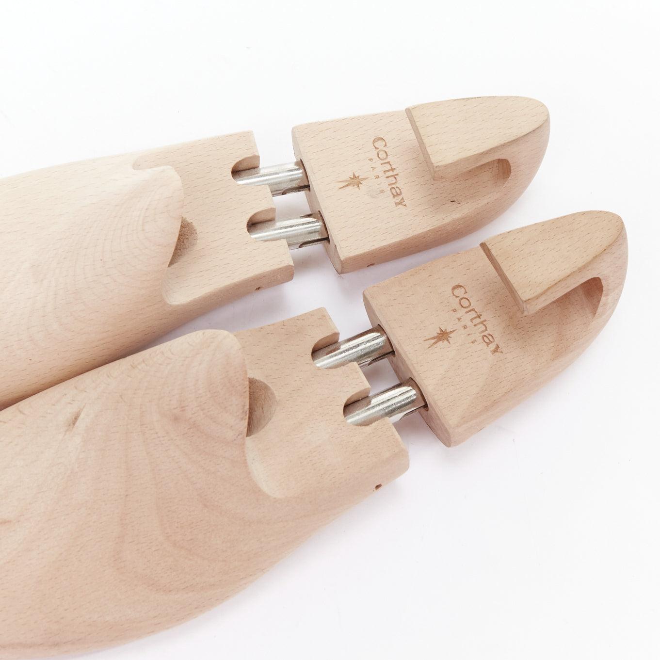 CORTHAY beige Holzlogo Schuhspanner Paar UK8 EU42 im Angebot 4