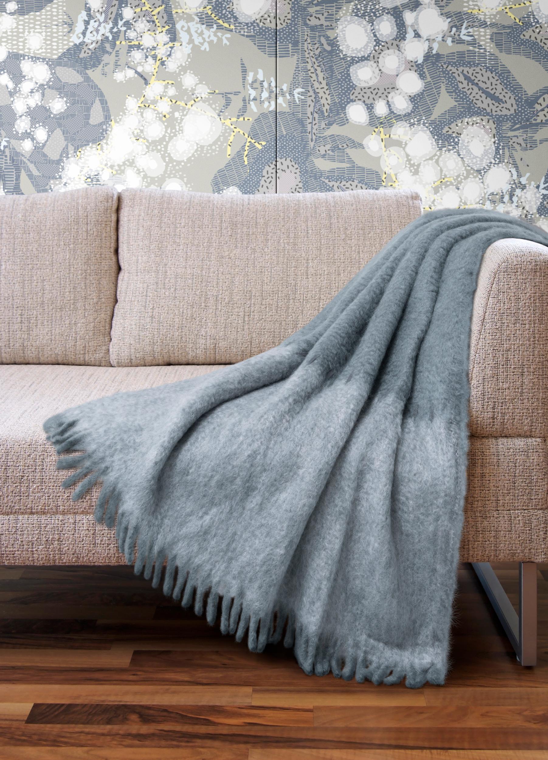 Discreet yet with character, the Cortina Mohair plaid ensures a soft final touch to any environment. Its elegance comes from the gentle fringes and contrasting ice grey and darker grey tonalities, underlined by a fine diagonal stitching. The natural