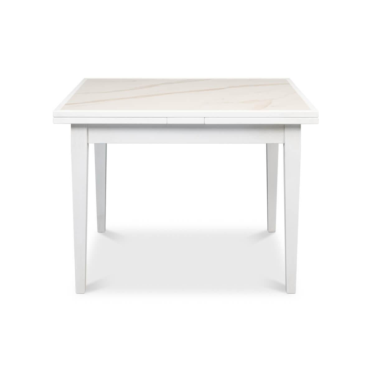 Ein Tisch mit ausziehbarer Platte im italienischen Stil lässt sich von einem quadratischen 41-Zoll-Spieltisch in einen größeren 76-Zoll-Esstisch verwandeln. Dieser einzigartige Tisch hat eine marmorierte Porzellaneinlage auf jeder Platte und bietet