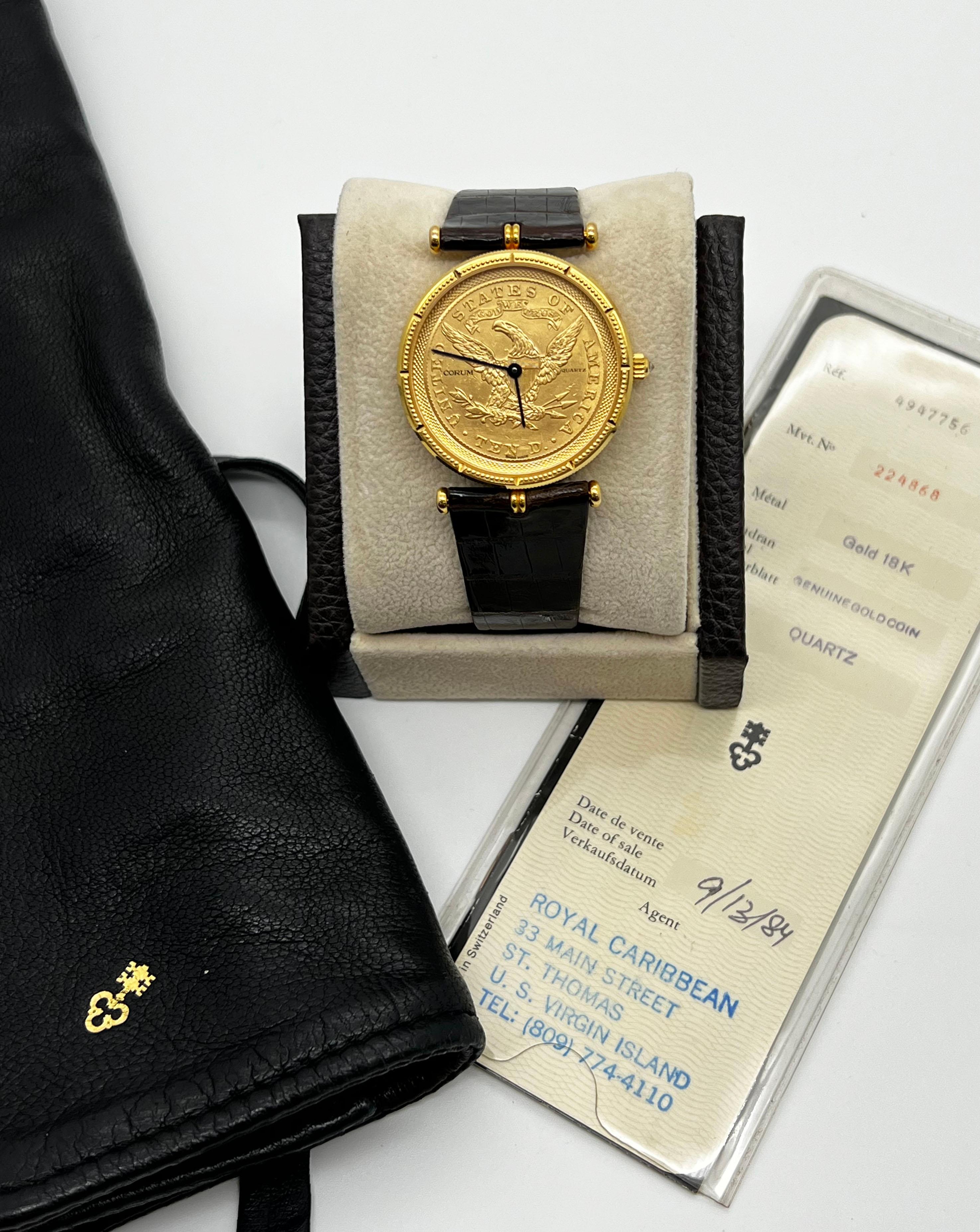 Modell: 10 $ Münze Uhr 1893

 

MATERIAL des Gehäuses: 18K Gelbgold 

 

Band: Lederband 

 

Lünette: 18K Gelbgold 

 

Gesicht: Saphirglas 

 

Gehäusegröße: 32mm 

 

Enthält: 

-Elegantes Uhrenetui

-zertifizierte Schätzung 

-1 Jahr
