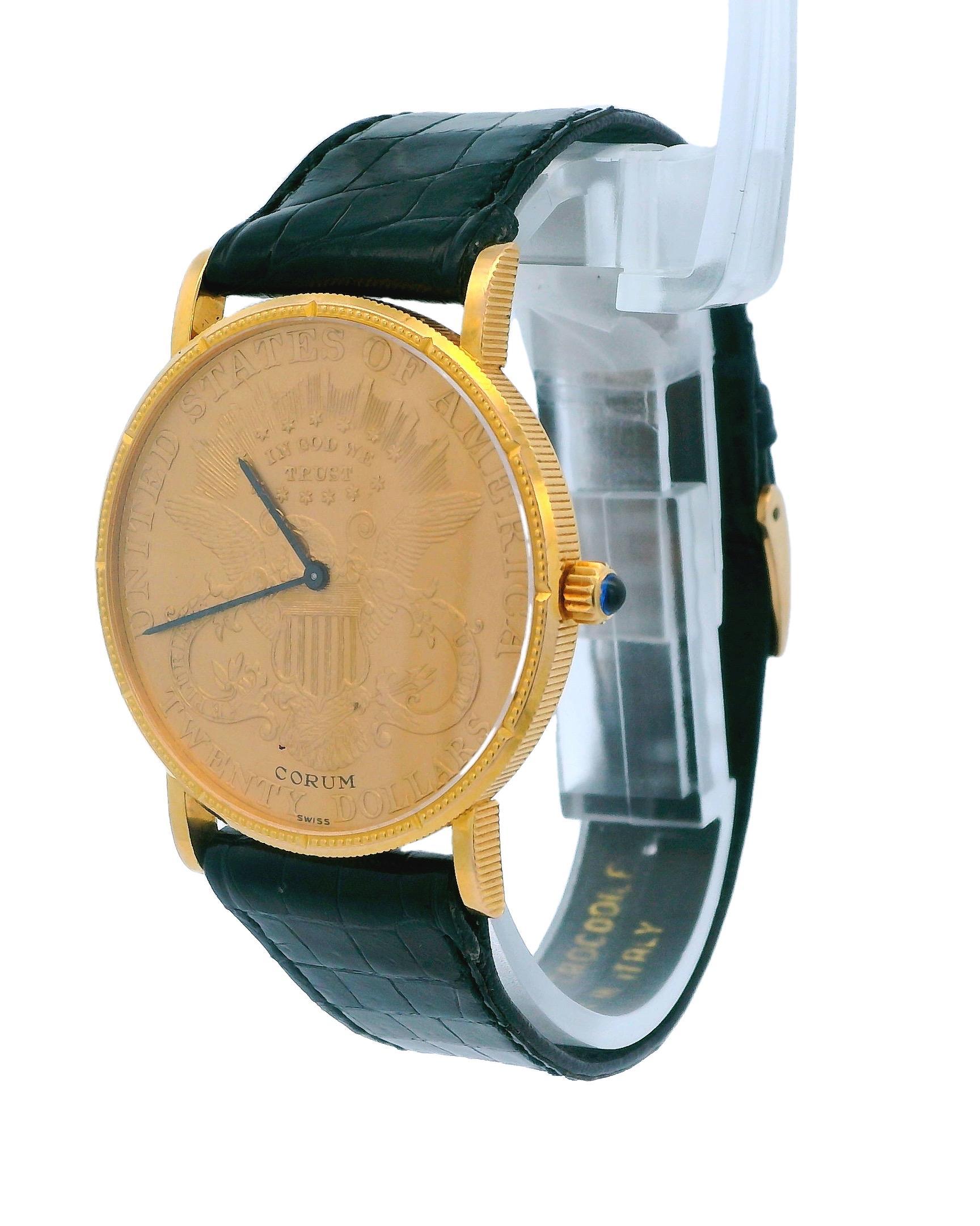 Cette montre exquise est ornée d'une pièce de 20 dollars en or jaune 18kt et 22kt de Corum et fonctionne selon un mécanisme de remontage mécanique. Elle est accompagnée d'un bracelet en cuir noir, qui complète l'aspect luxueux de la montre. La
