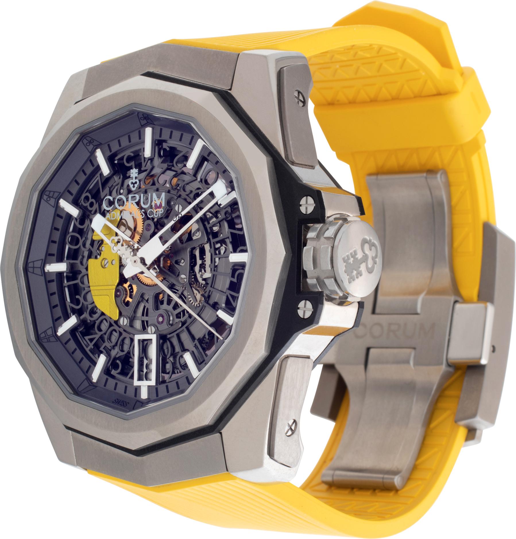 Corum Admirals Cup AC-One Squelette Misfit en titane sur un bracelet en caoutchouc jaune avec boucle déployante. Édition limitée à 25 exemplaires. Mouvement automatique sous verre avec secondes et date. Boîtier de 45 mm. Avec boîte, documents et