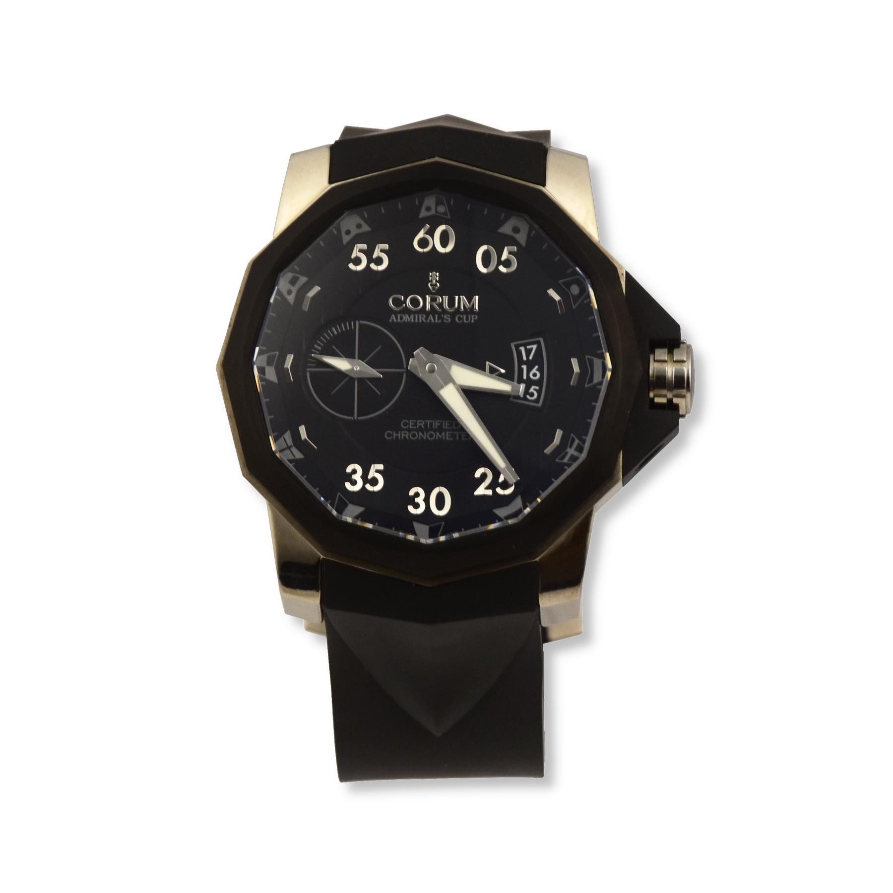 Die Corum Admirals Cup Seafender ist ein Stück in limitierter Auflage und ein Unikat. Sie ist auf nur 595 Stück limitiert und besteht aus Titan und einem Kautschukarmband, das die Uhr begleitet. Eine schöne 44 MM Uhr mit einem schwarzen Zifferblatt,