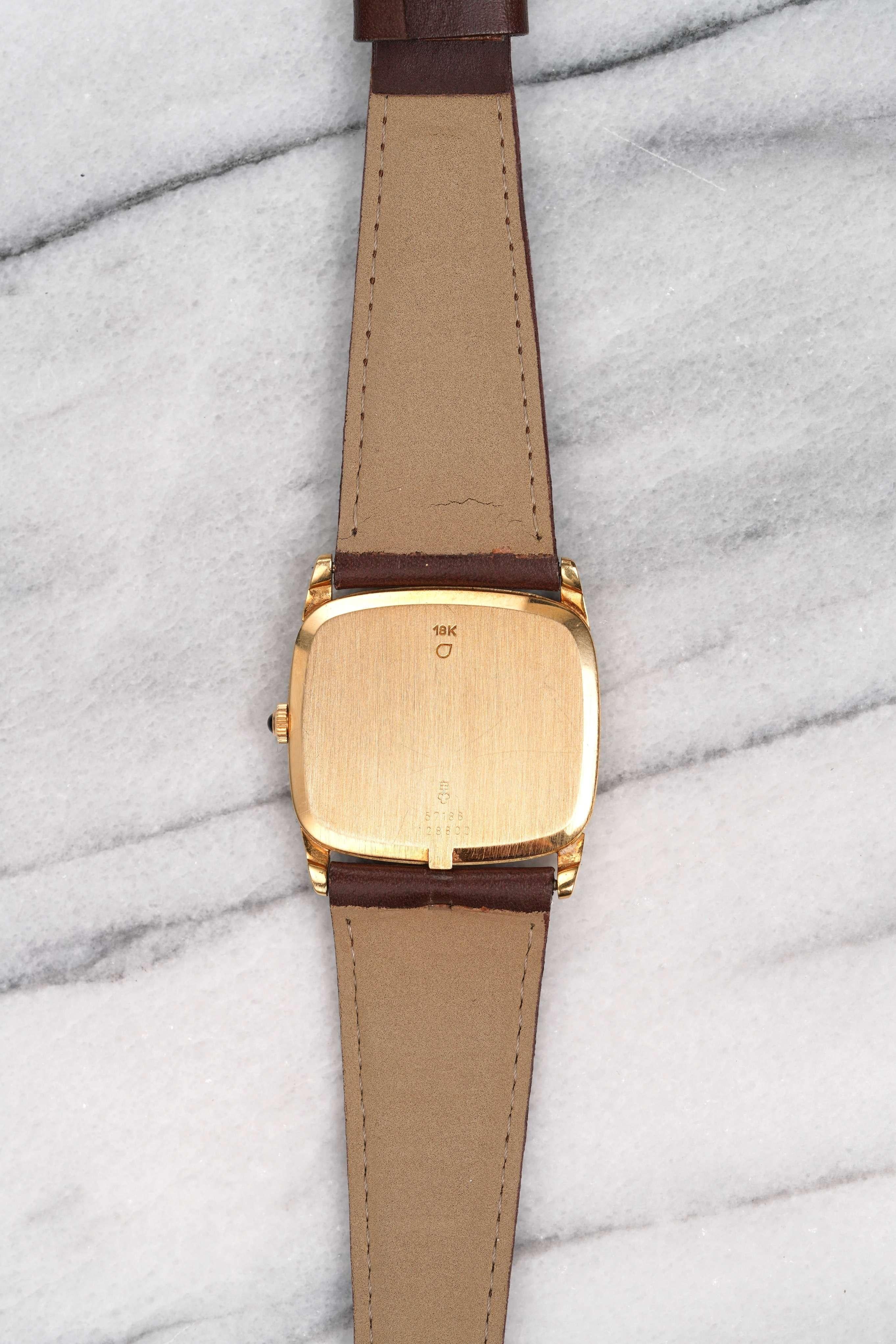 Hier ist ein Vintage Corum Handaufzug Tank in 18k Gelbgold mit einem schönen braunen Sonnenschliff Zifferblatt aus den 70er Jahren. Hält die Zeit gut ein und ist voll funktionsfähig. Die Abmessungen umfassen ein 24x34 mm großes Gehäuse und eine 20
