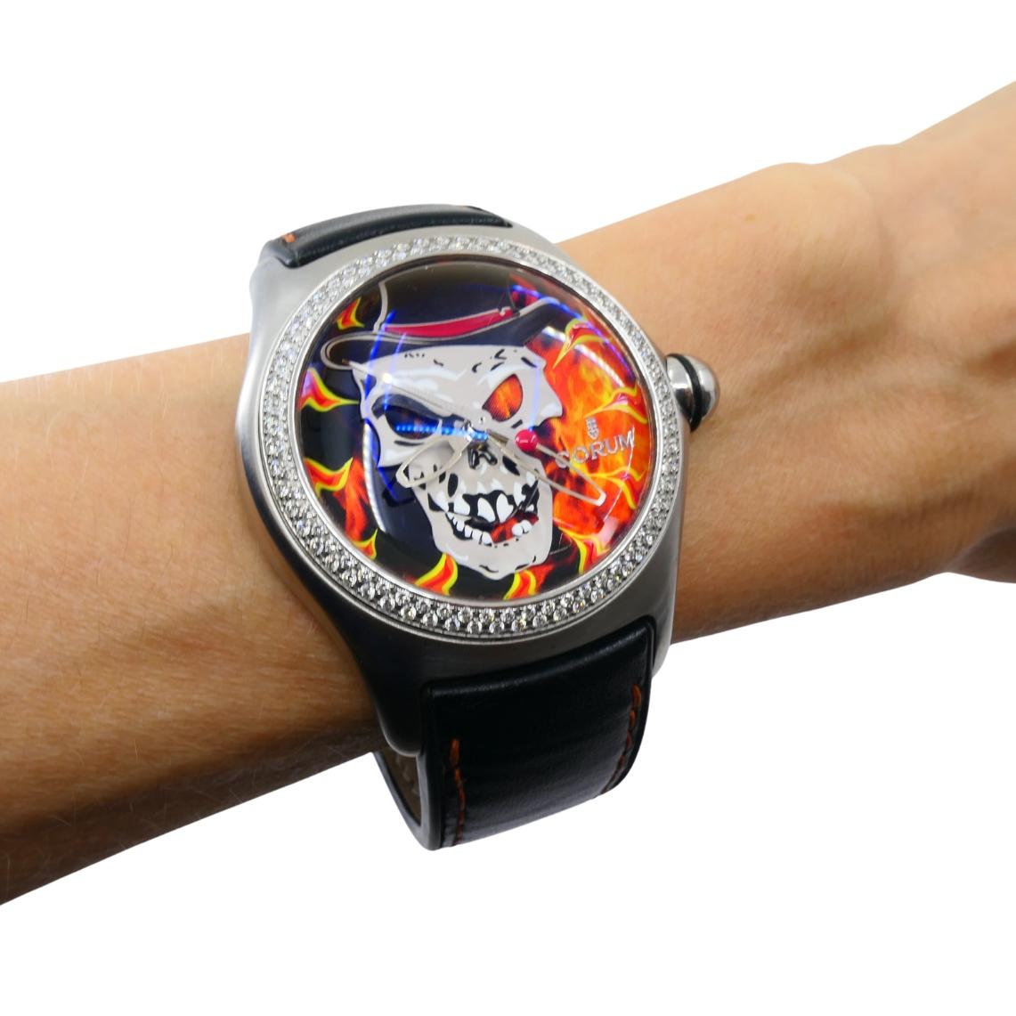 El Reloj Corum Bubble Baron Samedi de la Serie Coleccionista 2006 es una audaz fusión de arte y precisión mecánica. Este reloj de edición limitada presenta una vívida esfera que representa al Barón Samedi, el espíritu haitiano del inframundo, sobre