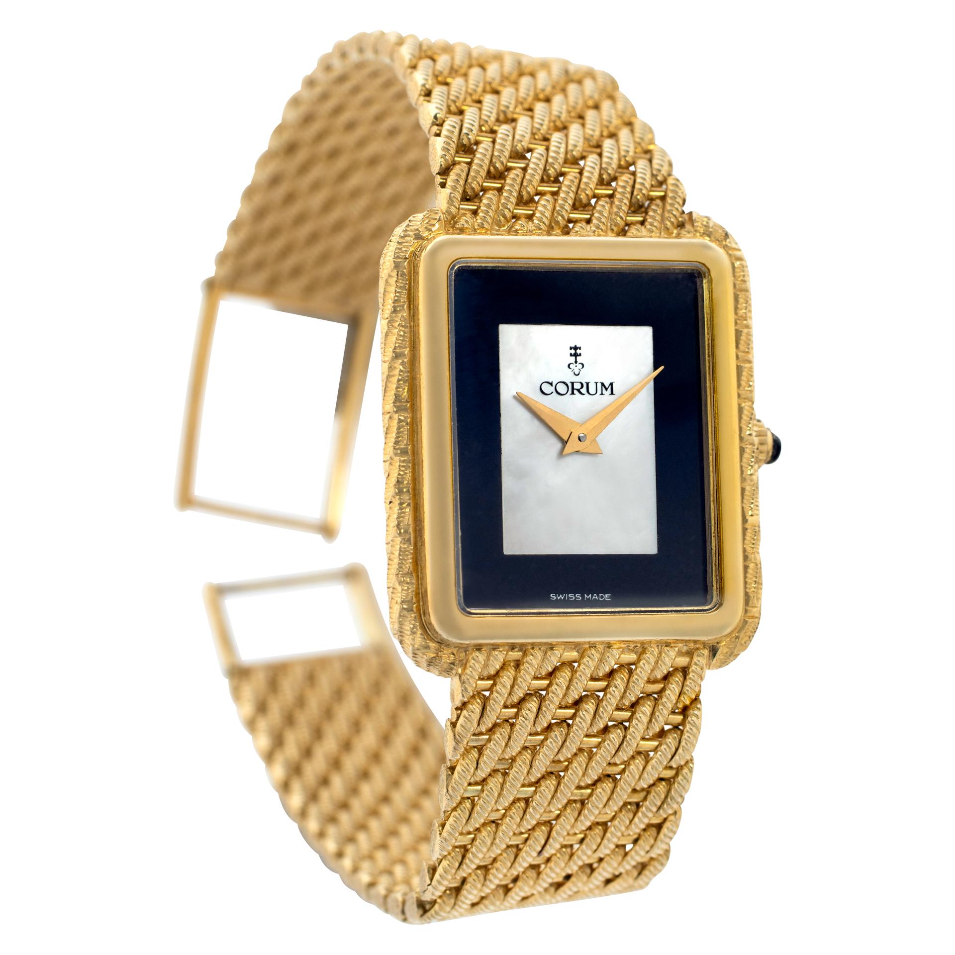 Corum Classic Montre-bracelet manuelle en or jaune 18 carats Ref 27218 Excellent état - En vente à Surfside, FL