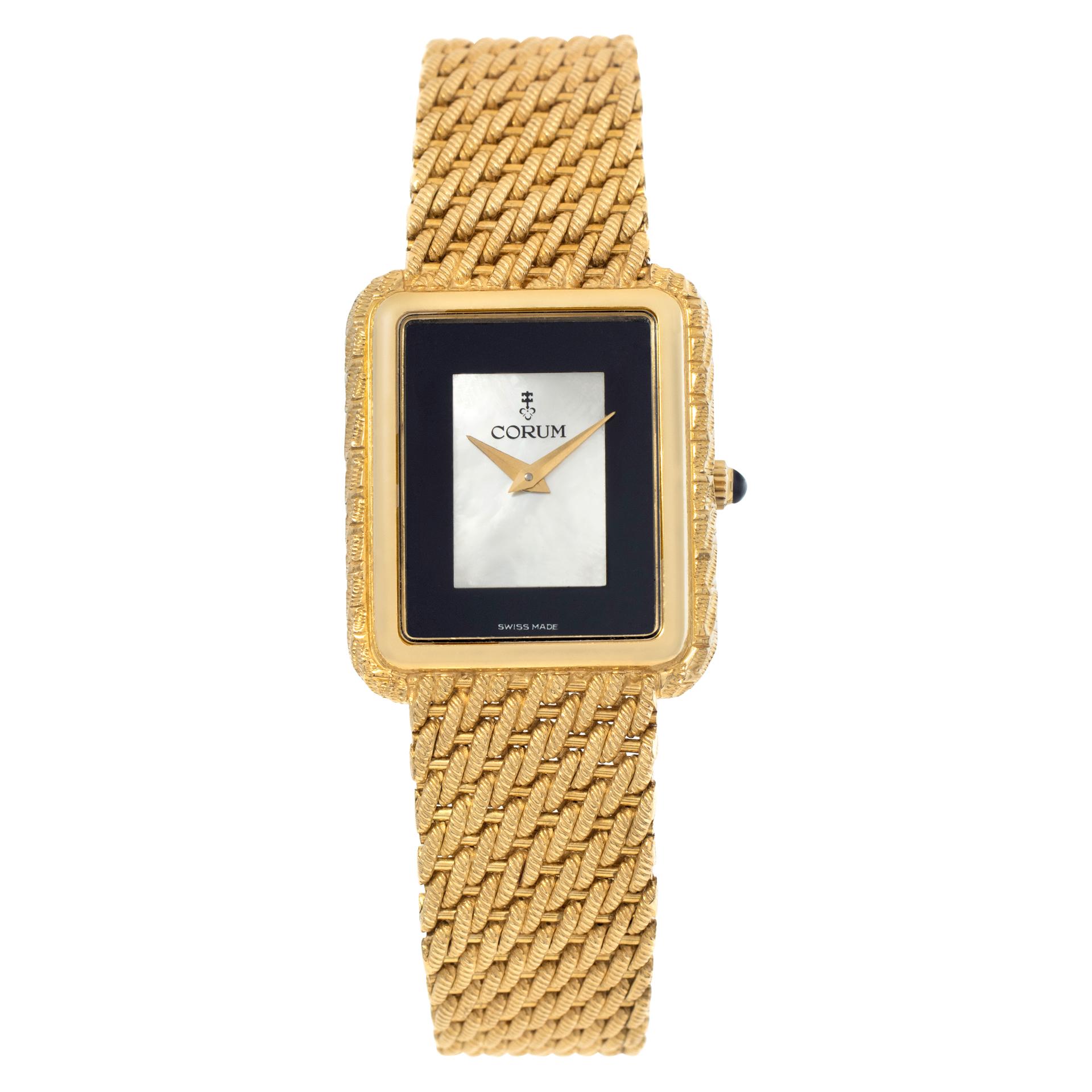 Corum Classic Montre-bracelet manuelle en or jaune 18 carats Ref 27218 en vente