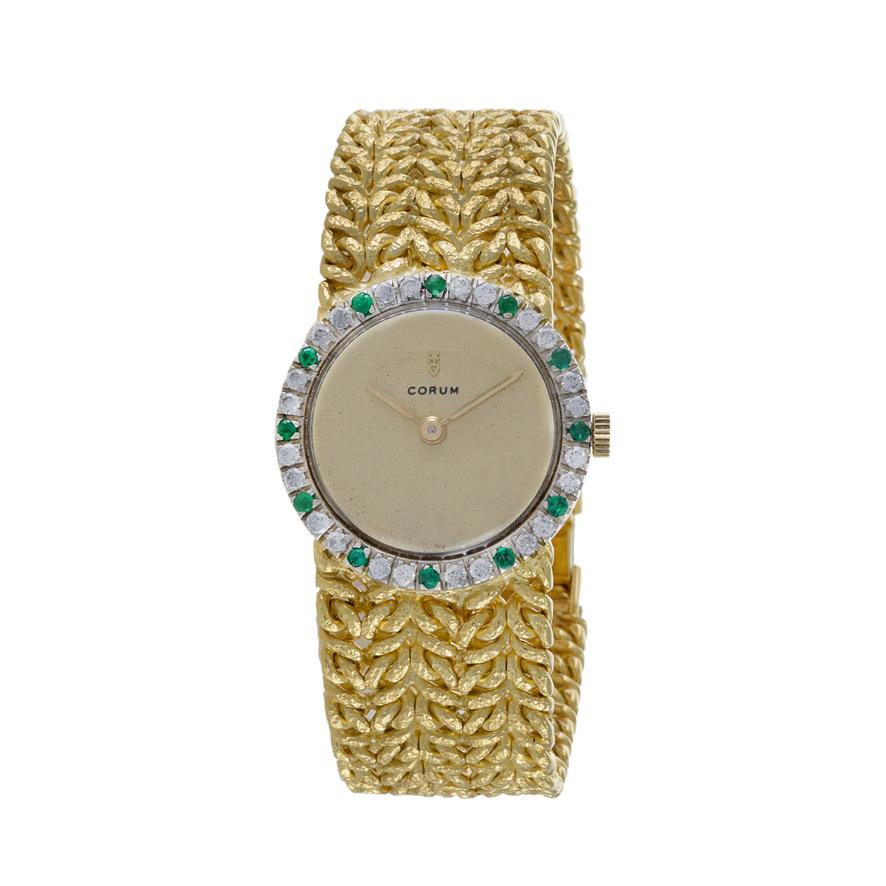 Il s'agit d'une montre Corum Cocktail des années 1980 en or jaune 18 carats avec lunette en diamants et émeraudes. Le cadran original de la montre a une texture de lin.

Le boîtier de cette montre mesure 24 mm et est en état d'origine non poli. La