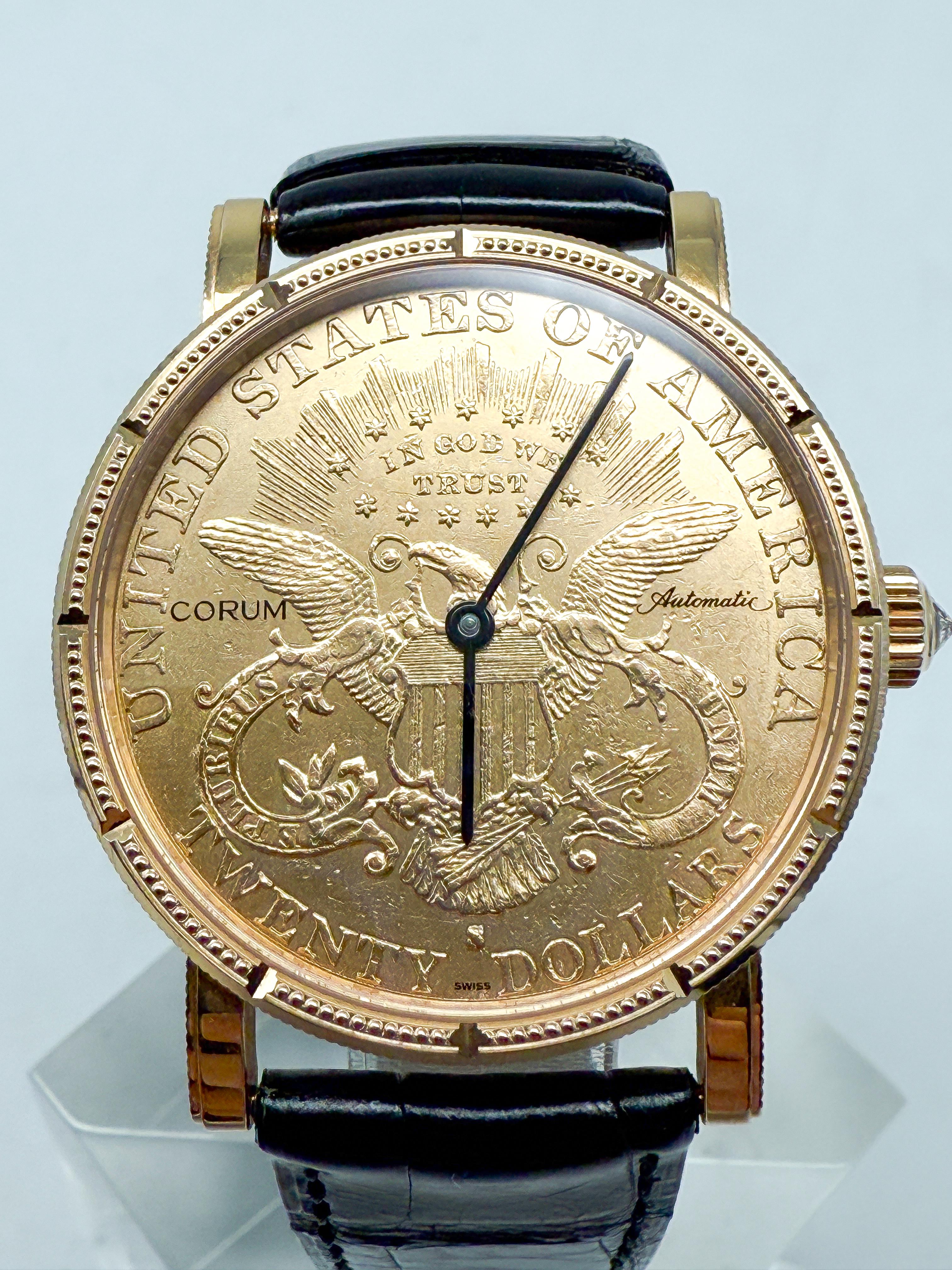 Cette montre Corum Coin Watch des années 1980 est une superbe pièce d'horlogerie vintage qui reflète le style classique de l'époque. 
l'artisanat et l'élégance intemporelle. Réalisée en or jaune 18 carats massif, elle offre une 
un design raffiné, à