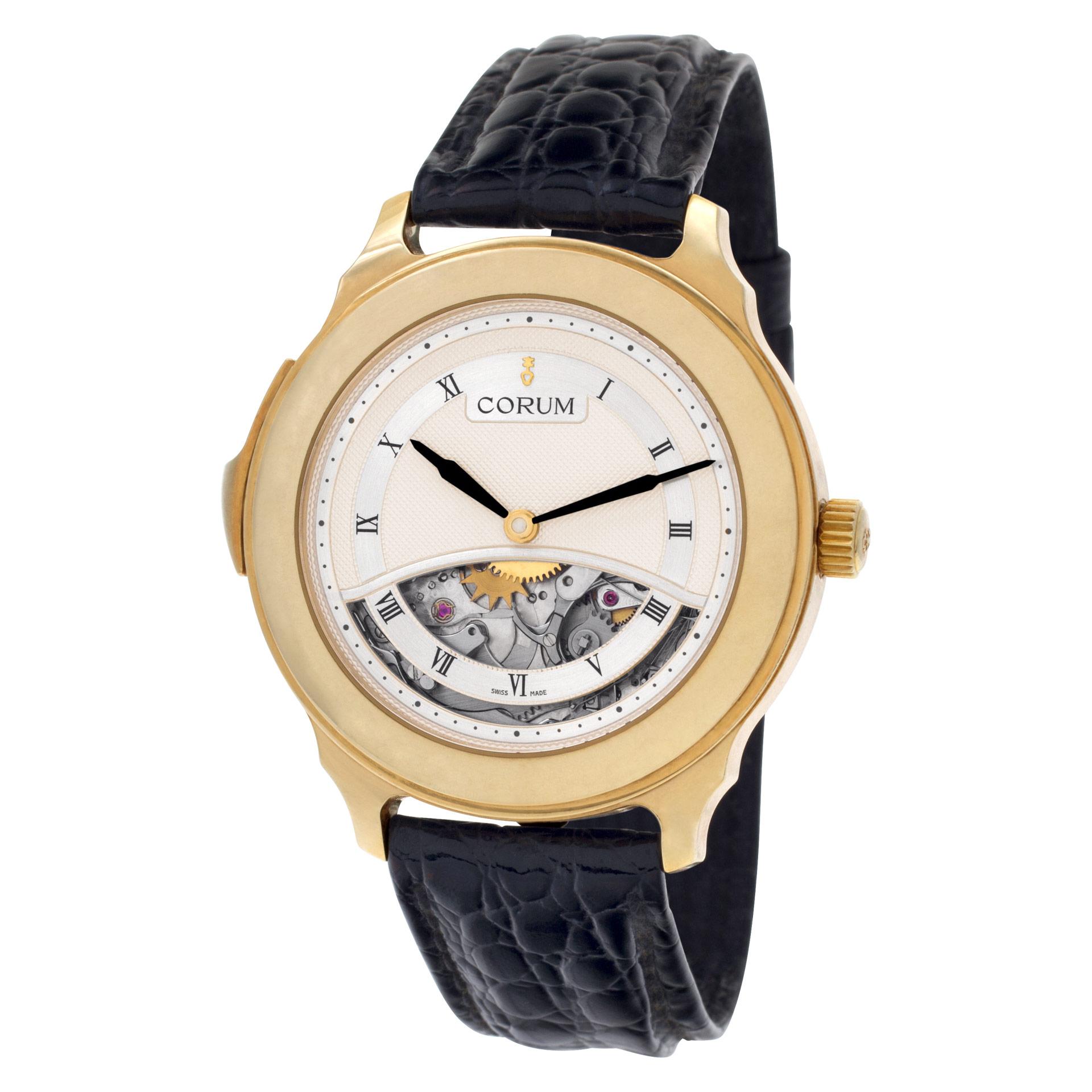 Cette spectaculaire édition limitée de la Corum Minute Repeater avec mouvement manuel présente une étonnante découpe qui permet de voir le mécanisme de fonctionnement de la montre, ainsi qu'une massive lunette en or jaune 18 carats et les plus fins