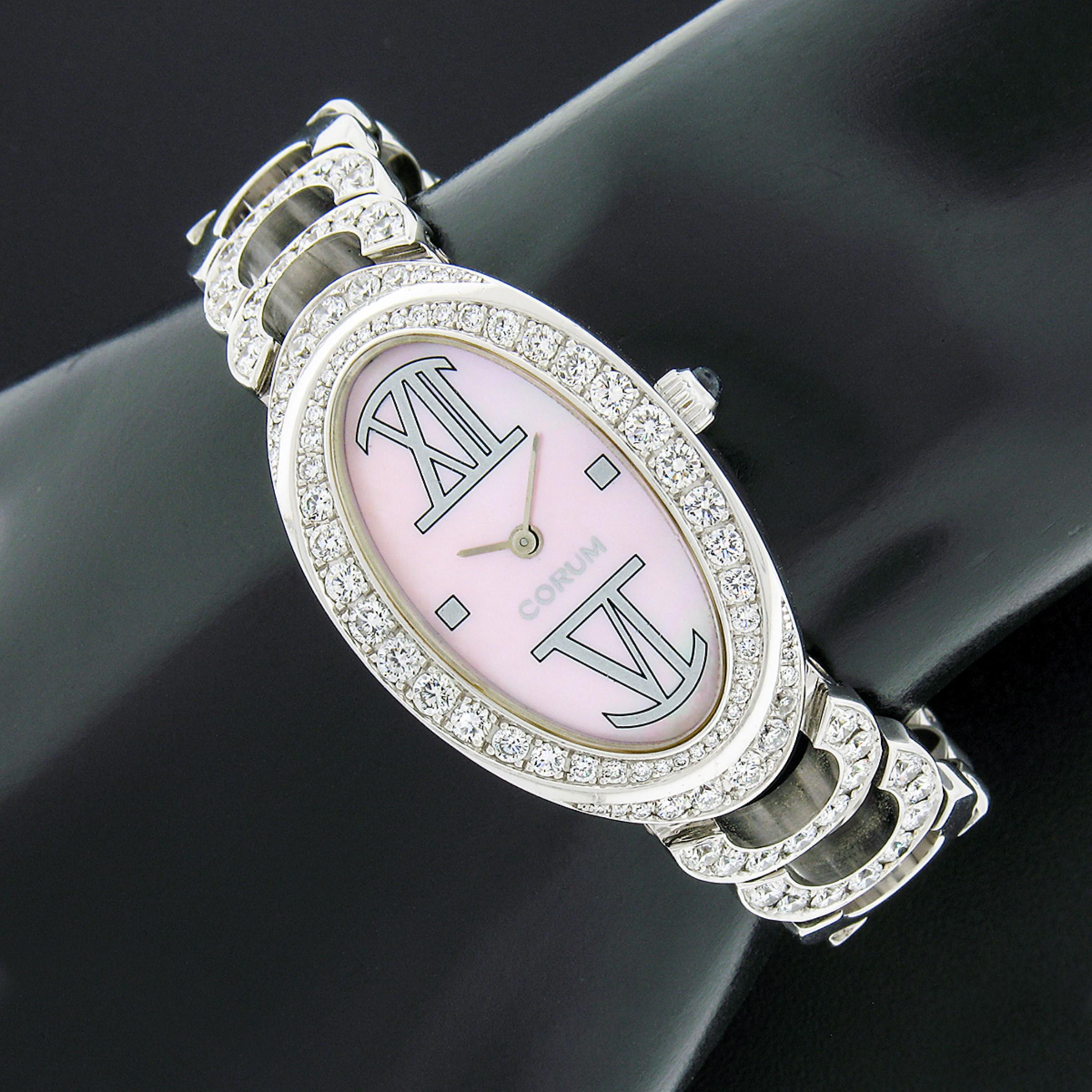 Diese einzigartige und luxuriöse Corum Ovale Armbanduhr verfügt über ein ovales, 23,9 mm breites Gehäuse aus massivem 18 Karat Weißgold. Das Gehäuse ist mit 66 pavégefassten runden Diamanten im Brillantschliff von sehr feiner Qualität (G-VS2)