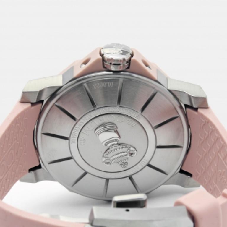 Die kultige Admiral-Kollektion von Corum zeichnet sich durch ein 12-eckiges Gehäuse und 12 Seewimpel auf dem Zifferblatt aus. Diese gebrauchte Corum Admiral's Cup Armbanduhr zeigt die charakteristischen Elemente in ihrem Edelstahlgehäuse. Funkelnde