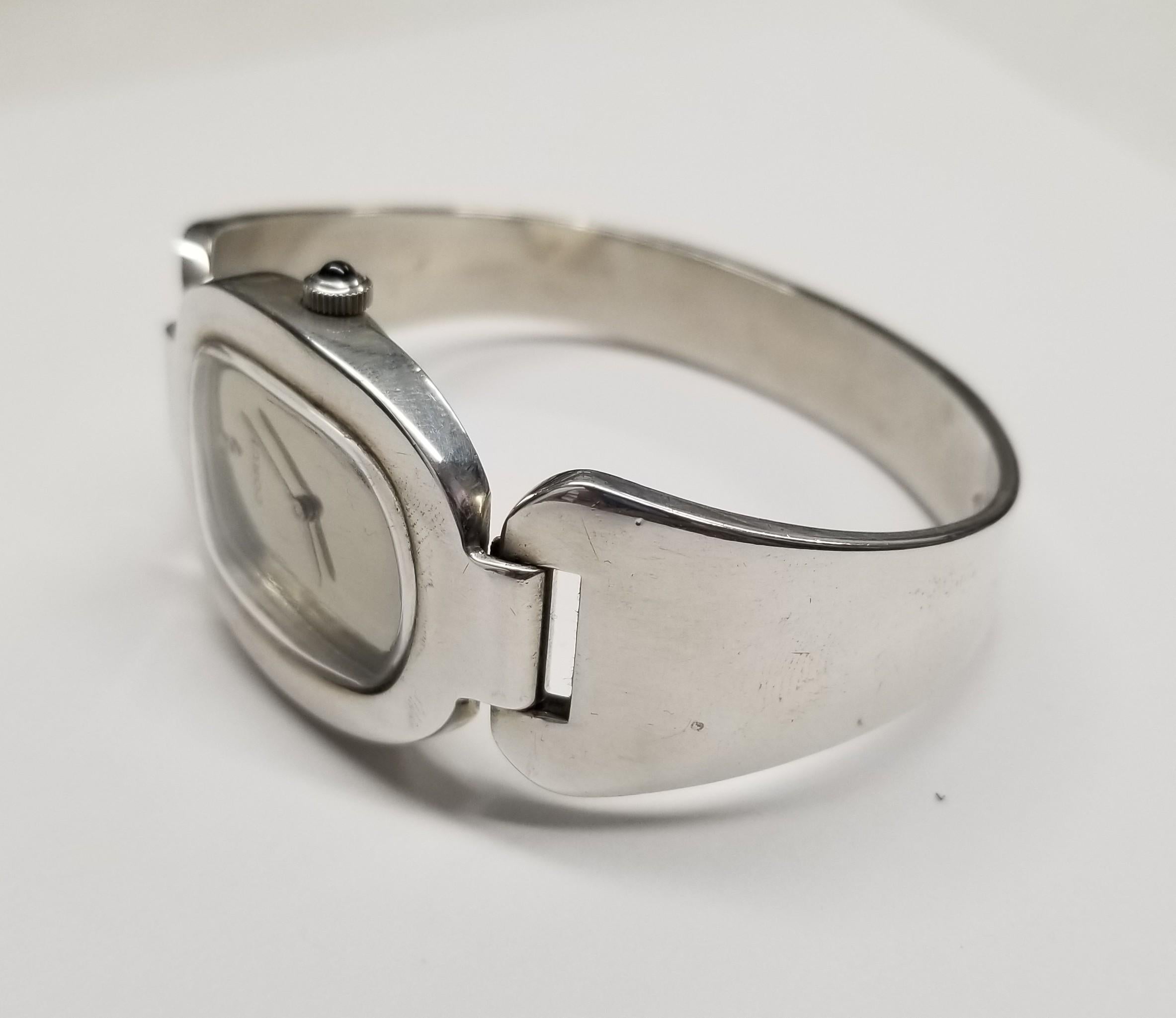 FÁBRICA / CASA: Corum Watch Company
ESTILO / REFERENCIA: Reloj de pinza / brazalete
METAL / MATERIAL: Plata de ley
DIMENSIONES: Largo 42mm X Ancho 28mm
CIRCA: Años 70
MOVIMIENTO / CALIBRE: Bobinado manual / 17 joyas / Acabado a mano de alta