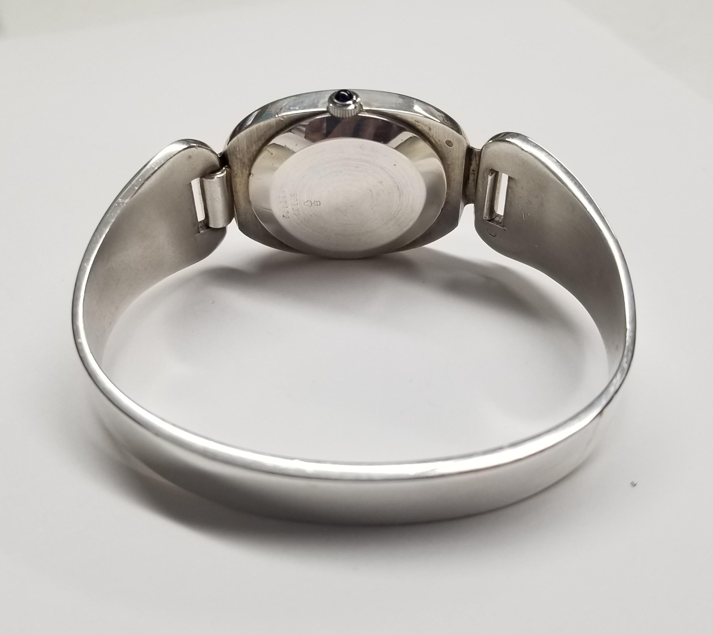 Reloj manual estilo puño Corum de plata de ley, años 70 Modernista en venta