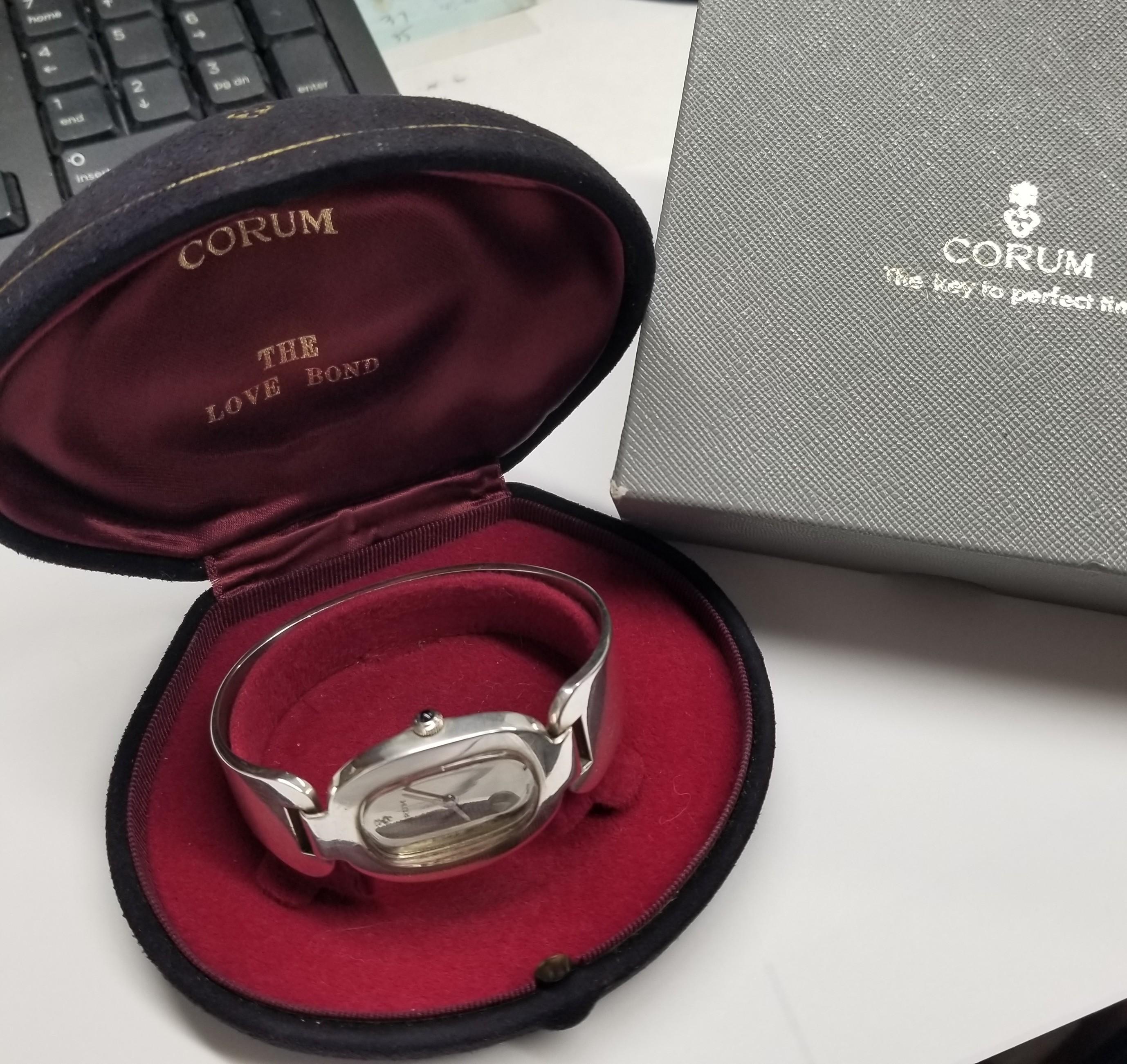 Femenino o masculino Reloj manual estilo puño Corum de plata de ley, años 70 en venta