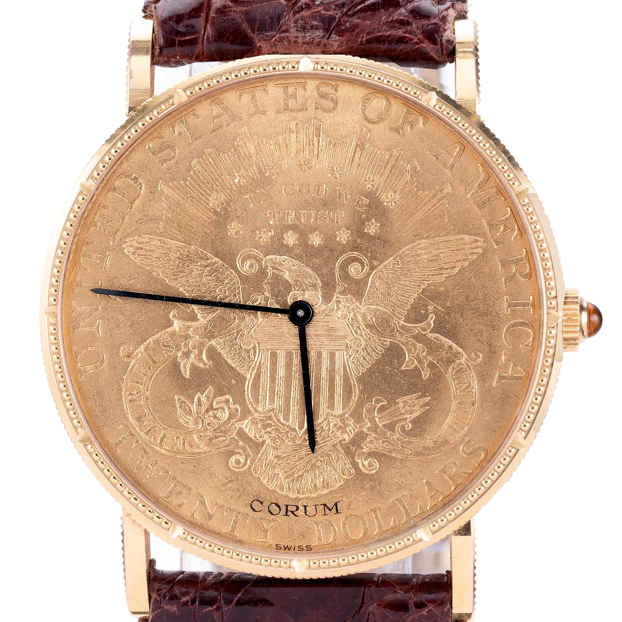 Herren Corum 18k Gelbgold US Zwanzig Dollar 1904 Münze Uhr. Im Inneren dieses Zeitmessers befindet sich ein vollständig gewartetes und garantiertes 18-steiniges Handaufzugswerk, das die Zeit präzise und genau hält. Die Uhr hat eine Gehäusegröße von