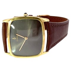 Reloj Corum Vintage Tank – Oro amarillo de 18 quilates, esfera marrón con efecto rayos de sol