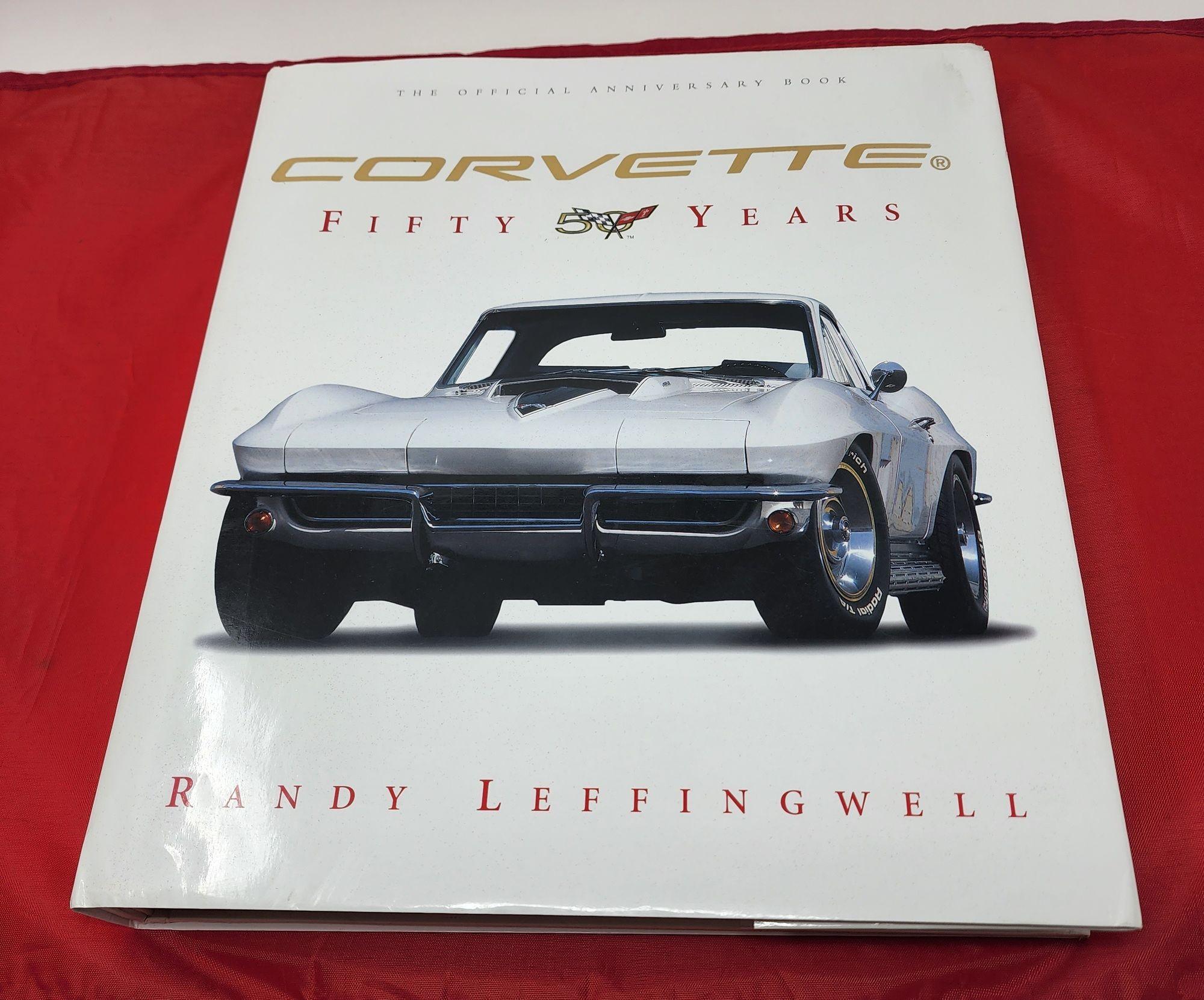 Corvette Fifty Years par Randy Leffingwell.2002, Hardcover, édition révisée. Couvrant 50 années complètes de l'histoire de la Corvette, ce livre présente de superbes photographies en couleur du maître de l'objectif Randy Leffingwell. Sous licence