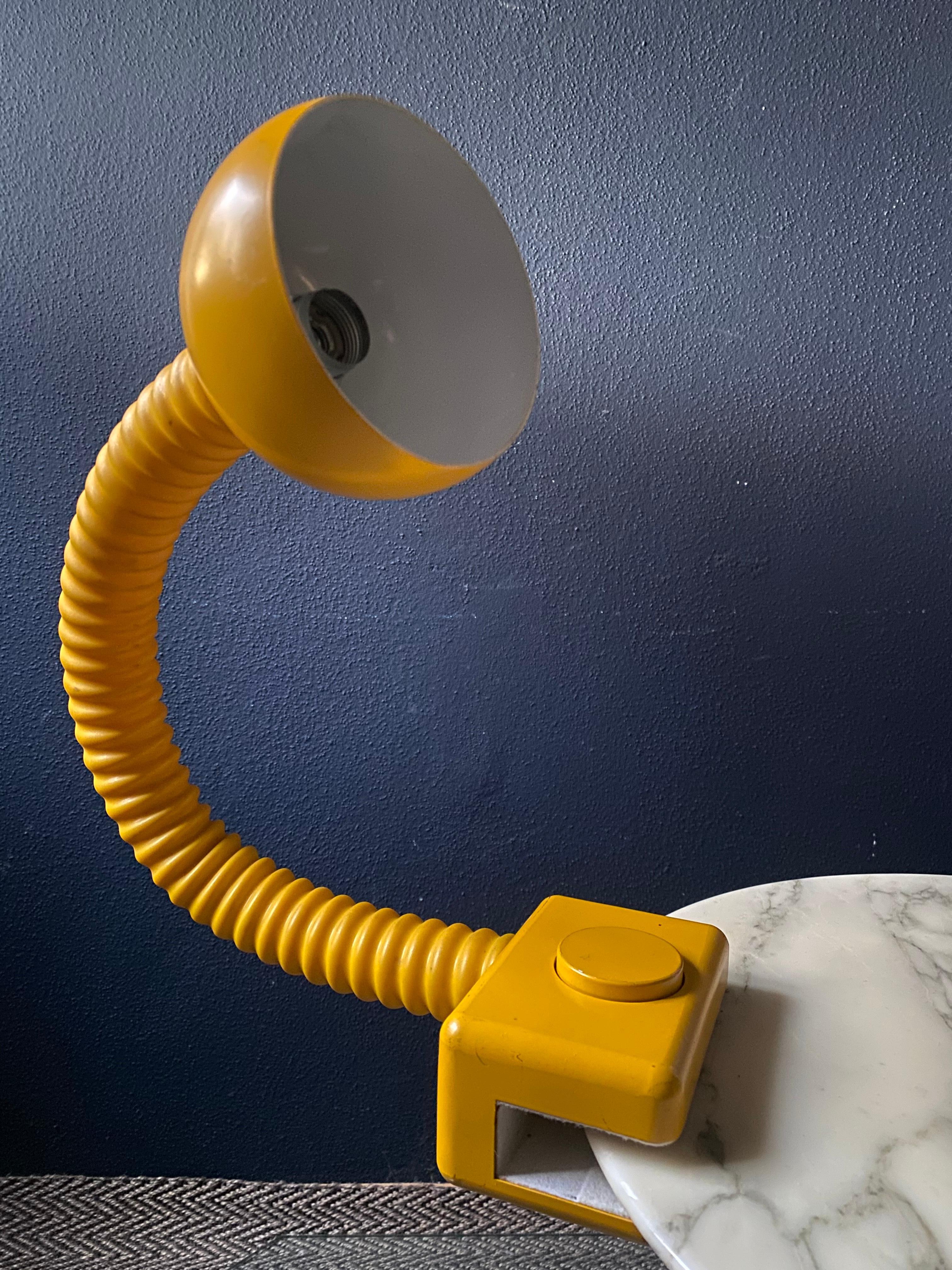Cette lampe à pince jaune vif de Cosack avec col de cygne réglable a été fabriquée en Allemagne, probablement à la fin des années 60, début des années 70 du siècle dernier.

Plutôt rare dans cette couleur, cette lampe est en très bon état avec