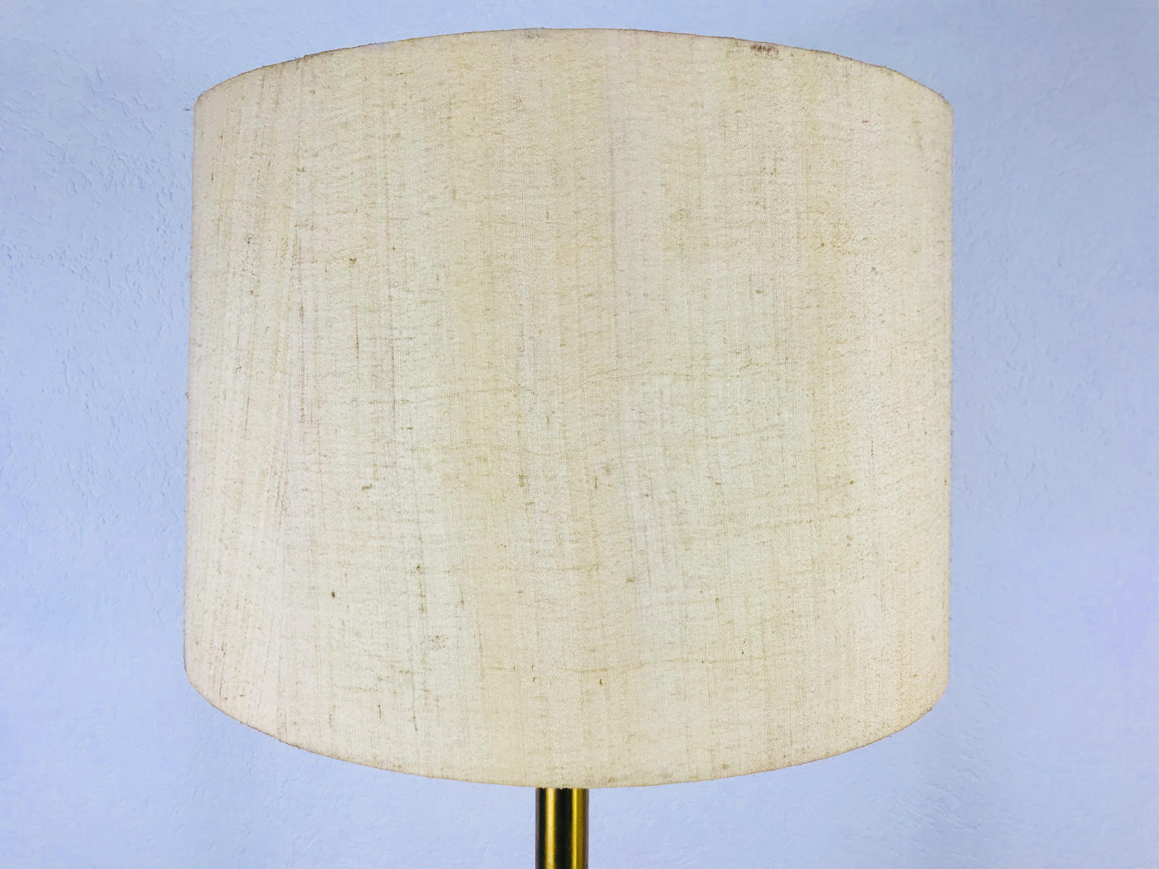Mid-Century moderno Lampada da terra Cosack del Medioevo in ottone e stoffa, anni '60, Germania in vendita