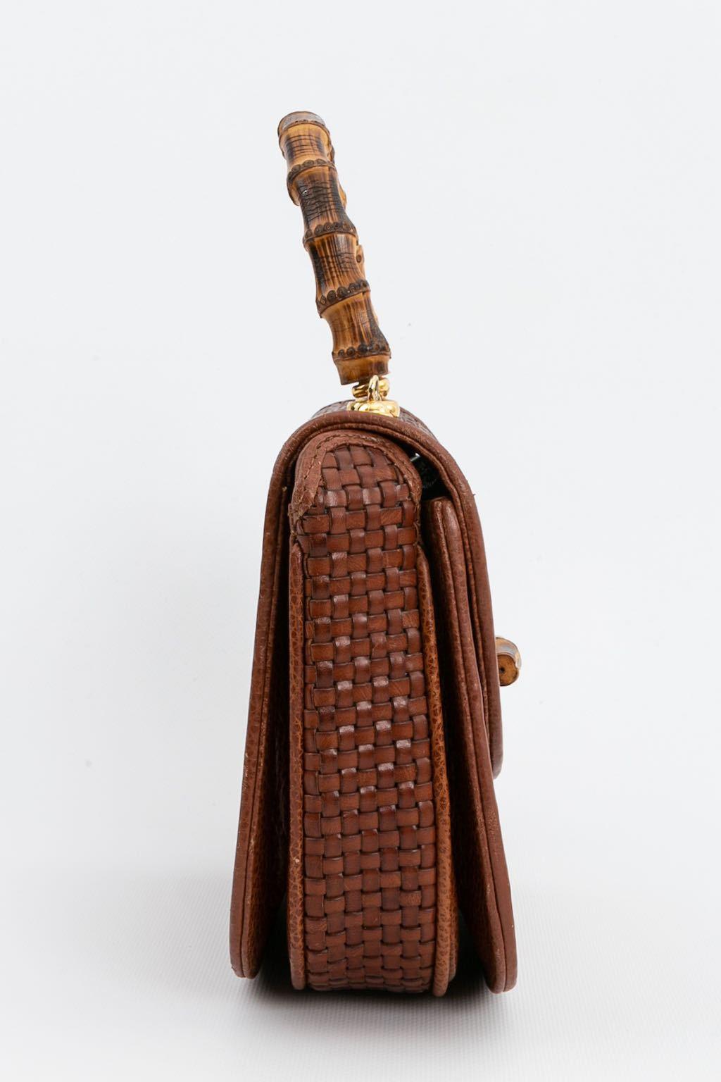 COSCI (Made in Italy) Borsa composta da pelle intrecciata e bambù.

Condizioni:
Ottime condizioni.

Misure:
Lunghezza: 24 cm (9,44