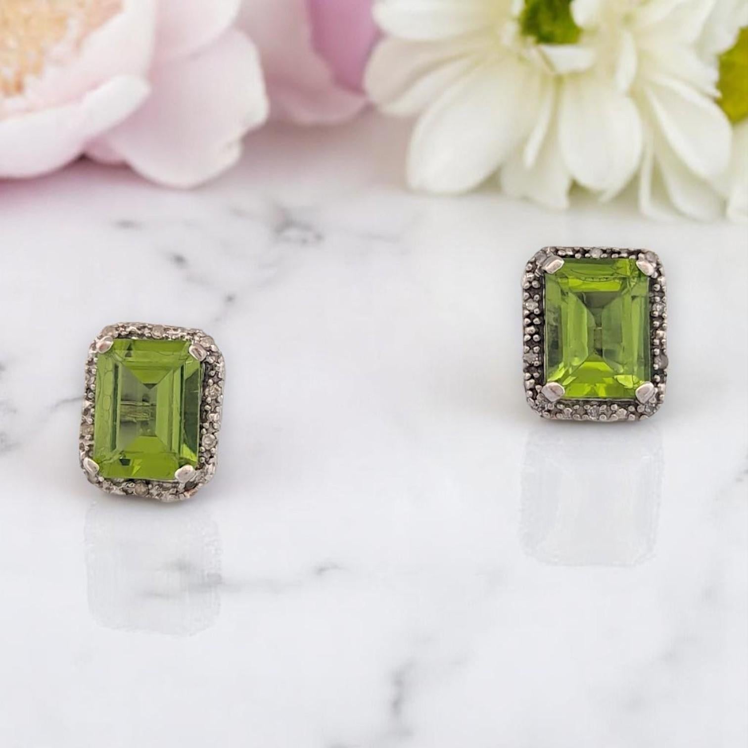 Les boucles d'oreilles Cosette marient le péridot vibrant à l'éclat du diamant dans une monture sophistiquée en or blanc 10K. Dotés d'un péridot taille émeraude (0,90 CTW) flanqué de diamants ronds naturels (0,07 CTW), ces clous d'oreilles