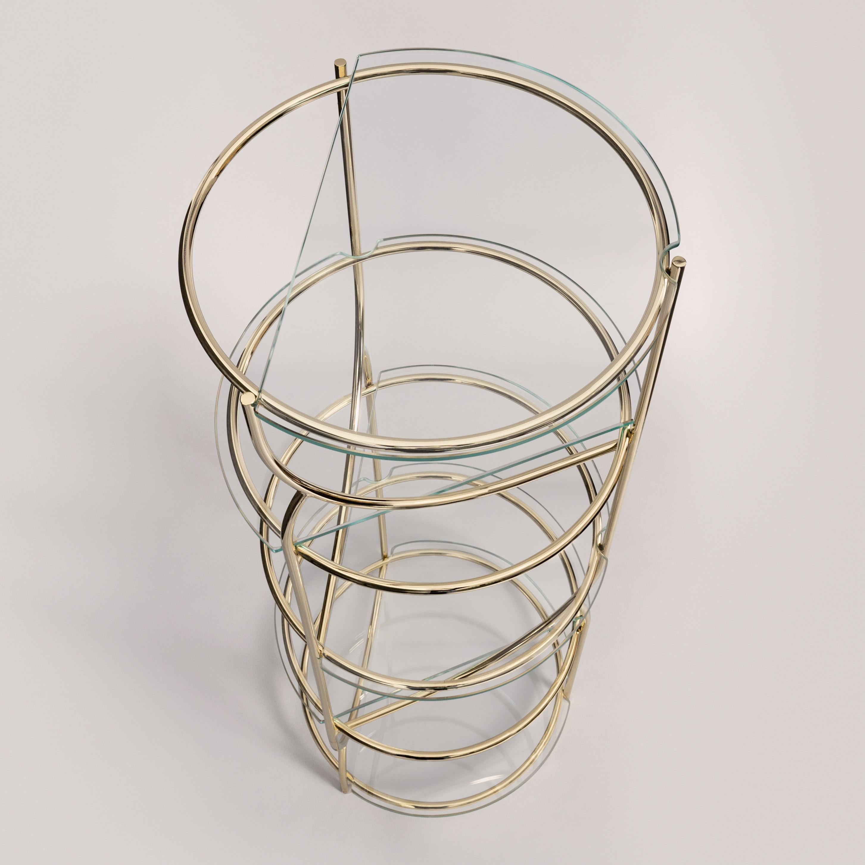 Il motivo geometrico diventa sostanza nello spazio attraverso il filo metallico; una trama fuori scala che si rivela nel rapporto tra Cosettina e l'osservatore a seconda della sua posizione.
In questo gioco di prospettive, gli elementi orizzontali