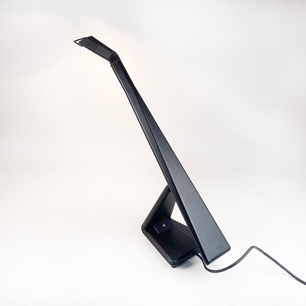 Cosi lamp designed by G. Tonetti for Progetti, 1980's

Table lamp articulated at two points, made of rigid black plastic.

There are some scratches on the plastic.

Uses a 12v halogen bulb. GY 6.35

Measurements: 85x17 Maximum height 60 cm.