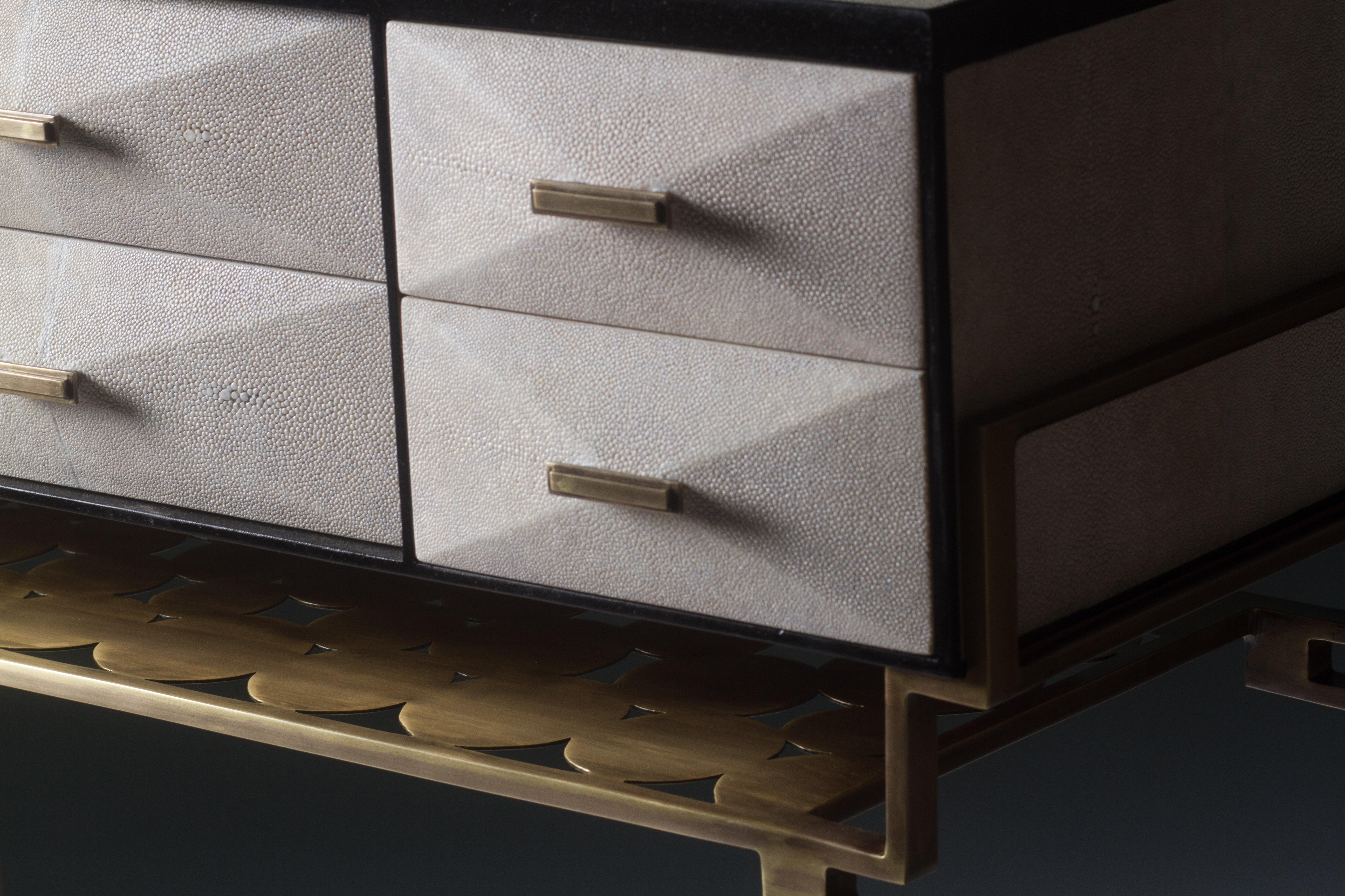 Art Déco Consolle / mobile contenitore Cosima 7 in zigrino crema e ottone di R & Y Augousti in vendita