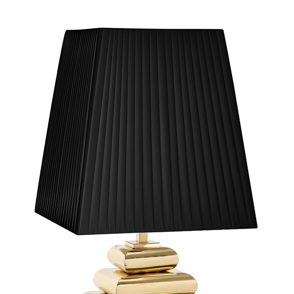 Table lamp Cosma with gilded metal base
with pleated black lampshade included.
1 bulb, lamp holder type E27, max 40 watt.
Bulb not included.
Also available with white lamp shade, on request.