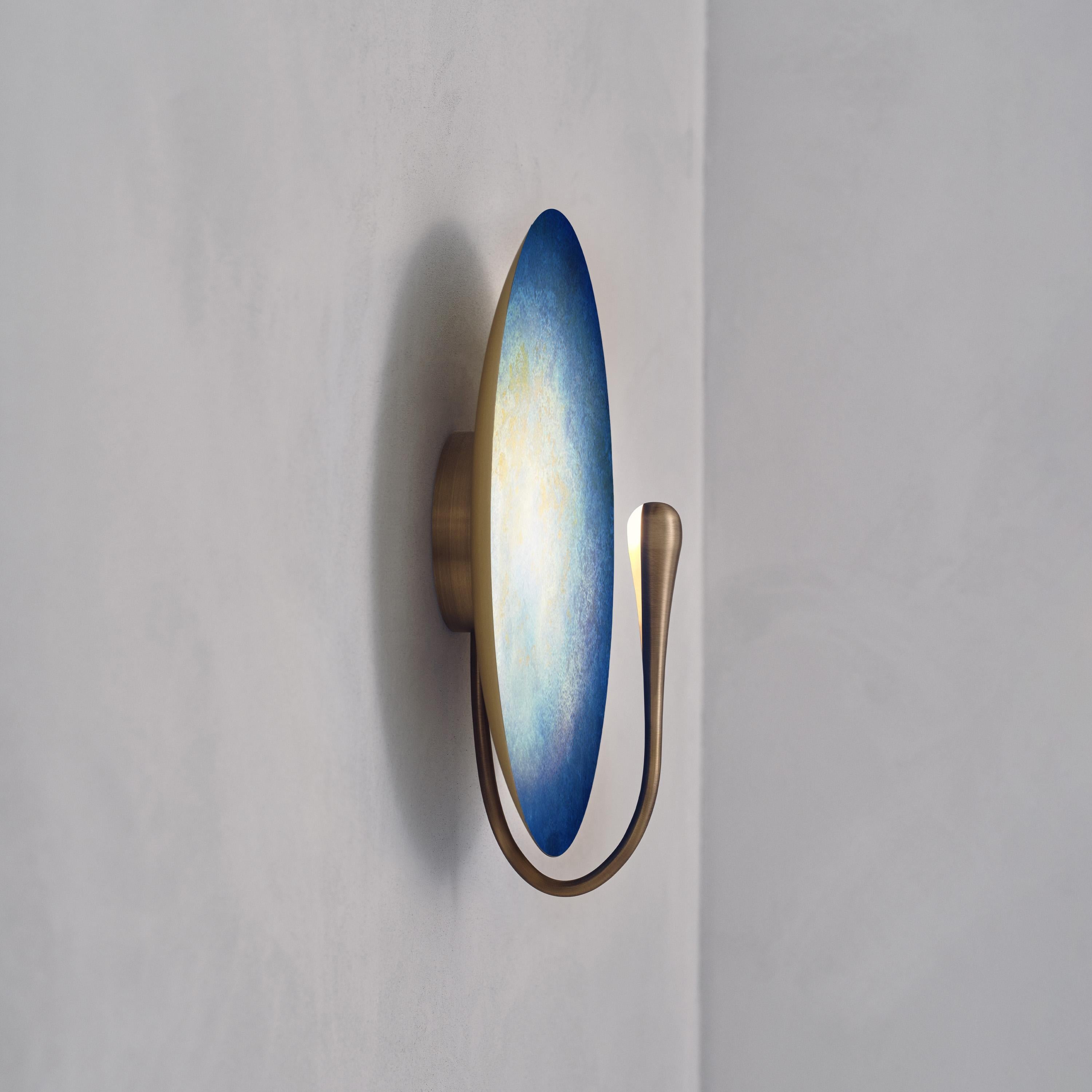 Britannico 'Cosmic Azure' Sconce a muro contemporanee in ottone spazzolato fatte a mano in vendita