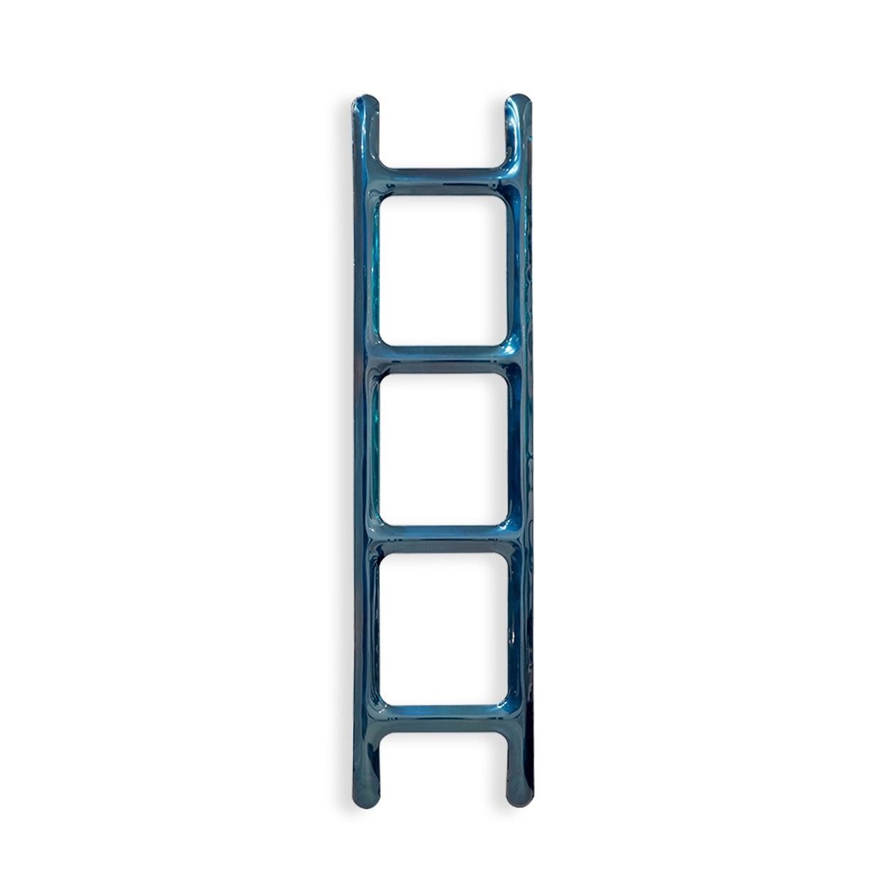 Appendiabiti scultoreo in blu cosmico di Zieta
Dimensioni: L 46 x H 188 cm 
Materiale: Acciaio inossidabile.
Finitura: Laccato. Colorazione termica. Lucido. 
Finiture disponibili: Acciaio inossidabile, acciaio al carbonio, oro fiammato, blu cosmico,