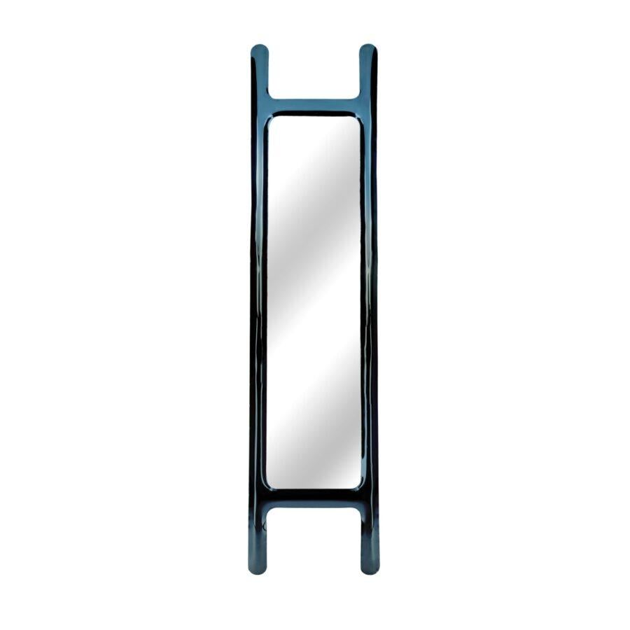 Miroir mural sculptural Cosmic Blue Drab de Zieta
Dimensions : P 6 x L 46 x H 188 cm 
Matériau : Miroir en acier inoxydable. 
Finition : Coloration thermique en bleu cosmique.
Egalement disponible en couleurs : Or flammé, bleu cosmique, acier