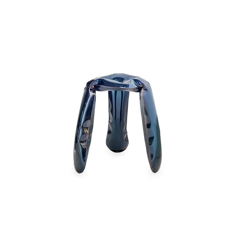 Tabouret standard bleu cosmique de Zieta
Dimensions : D 35 x H 50 cm 
Matériau : Acier inoxydable, acier au carbone. 
Finition : Coloration thermique. 
Disponible en couleurs : Or flammé ou Bleu cosmique. Disponible en acier inoxydable, en aluminium