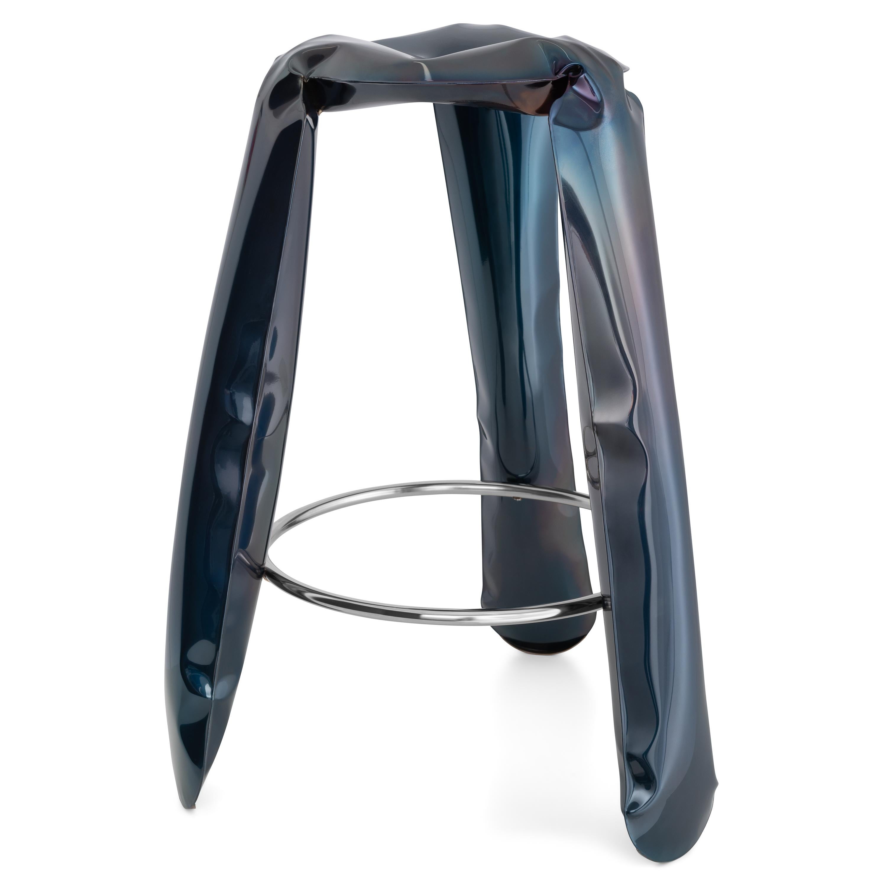 Sgabello Bar Plopp in acciaio blu cosmico di Zieta
Dimensioni: D. 35 x H. 75 cm 
Materiale: Acciaio inossidabile, acciaio al carbonio. 
Finitura: Termico colorato.
Disponibile nei colori: Beige, nero, bianco, blu, grafite, muschio, grigio umbra, oro