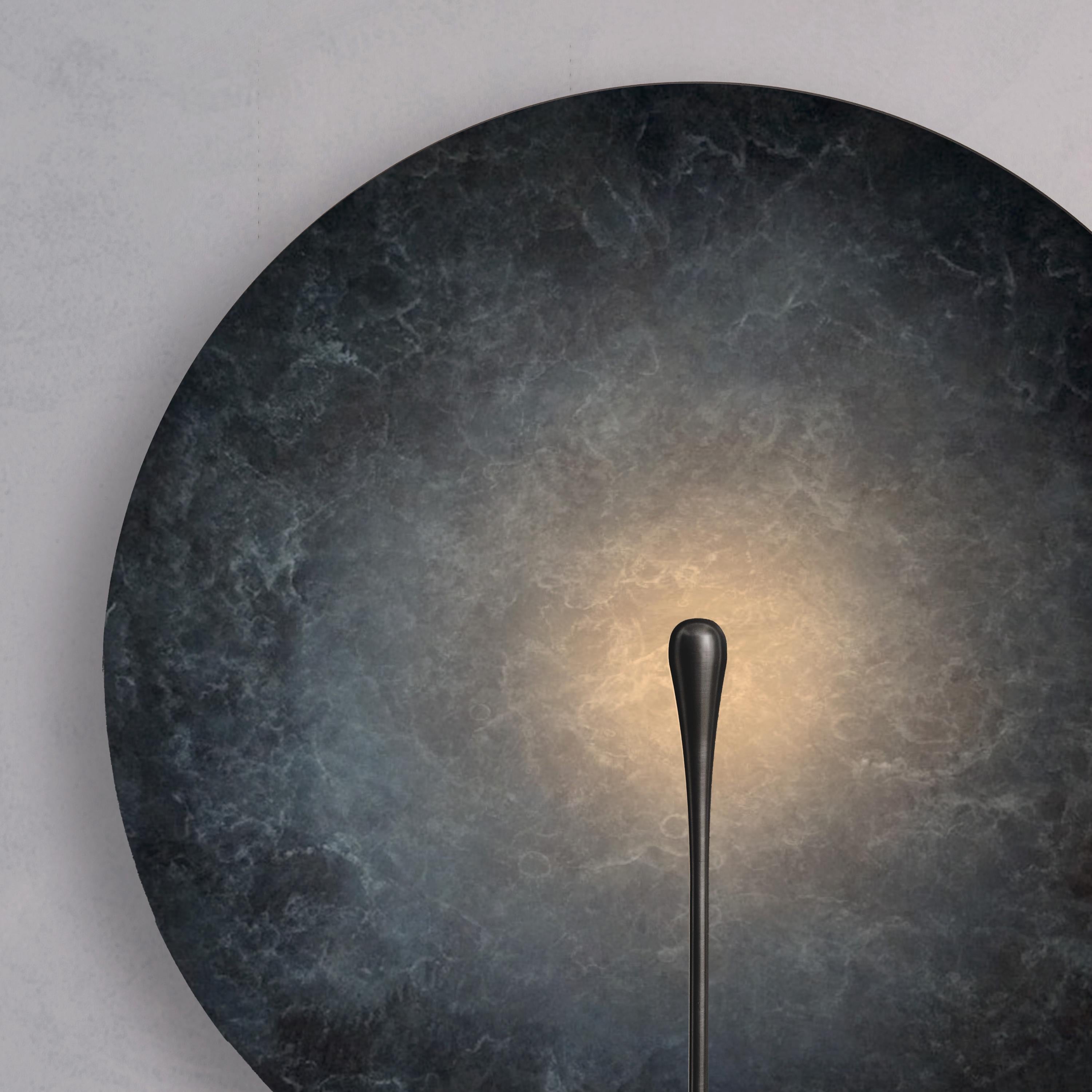 Lámpara de pared contemporánea 'Cosmic Callisto XL' de latón patinado hecha a mano Cepillado en venta