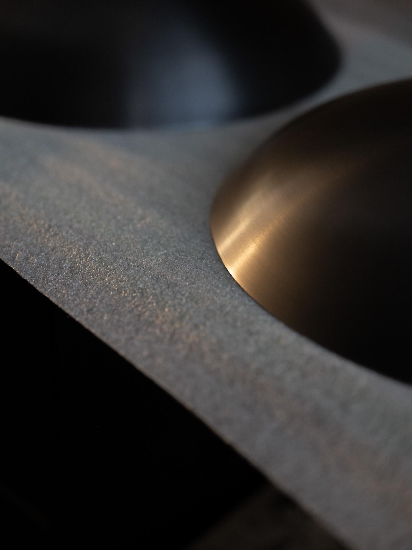 Lámpara de pared contemporánea 'Cosmic Callisto XL' de latón patinado hecha a mano en Nuevo estado para la venta en London, England