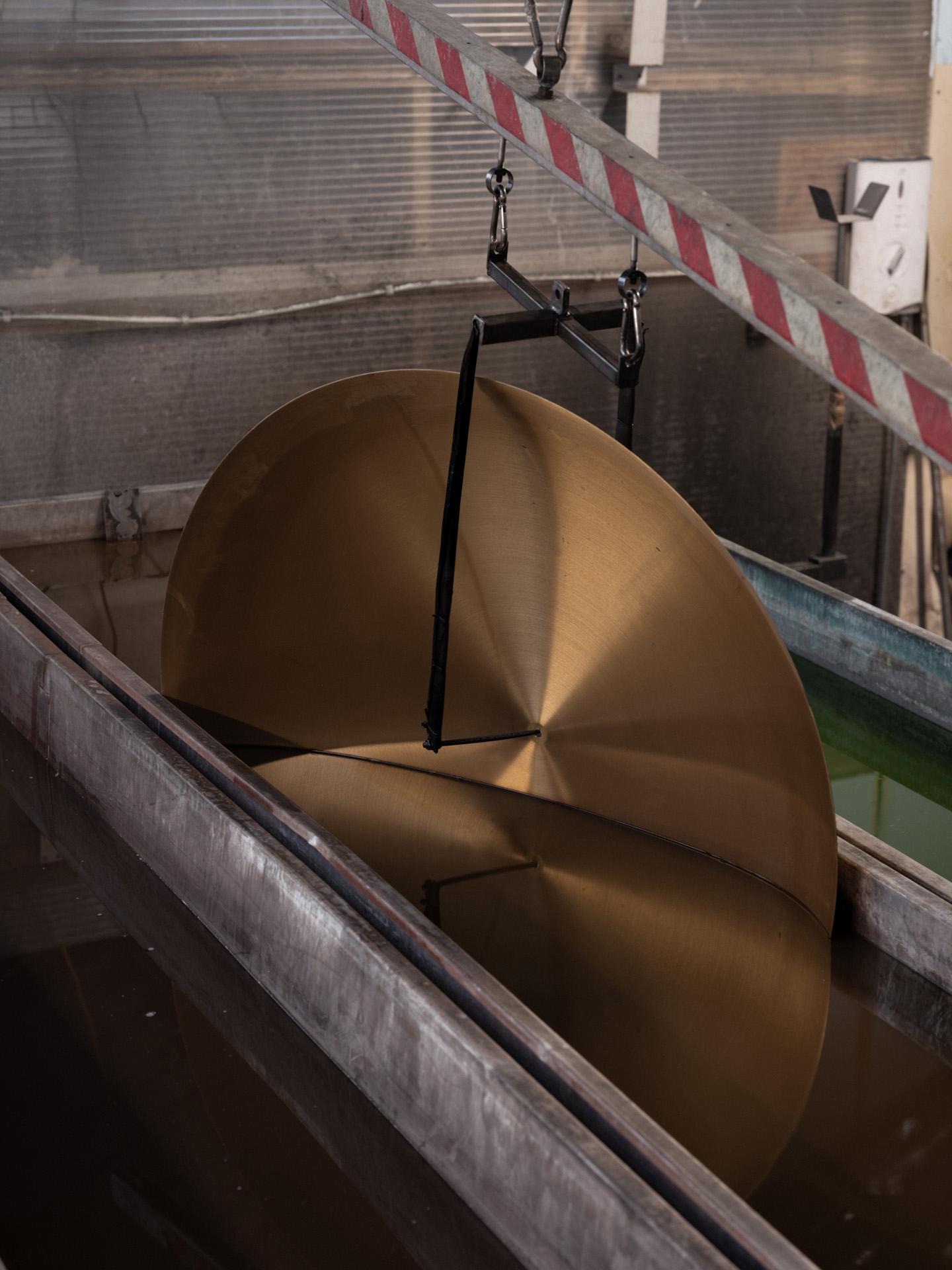 Lámpara de pared contemporánea 'Cosmic Callisto XL' de latón patinado hecha a mano Siglo XXI y contemporáneo en venta