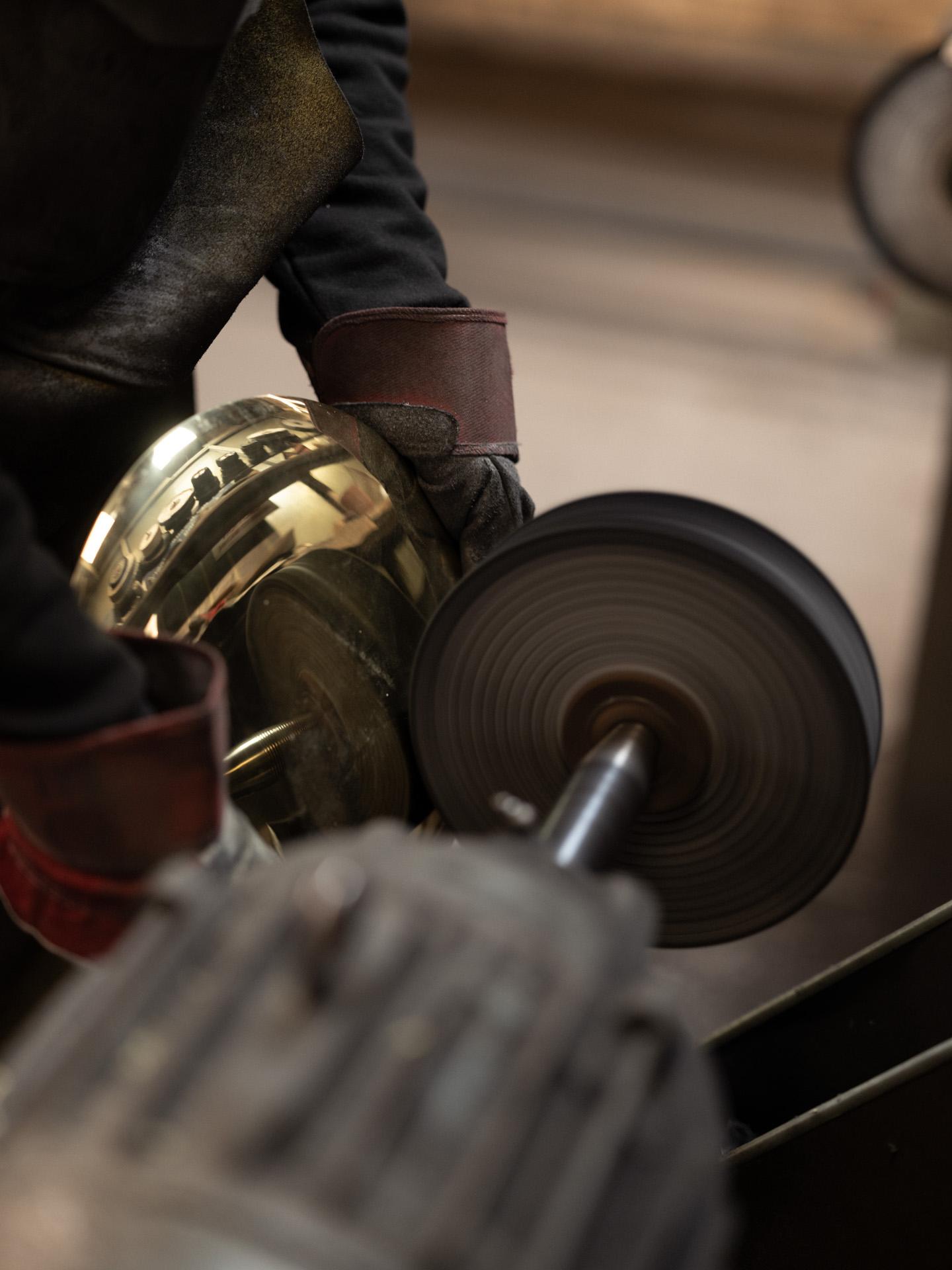 Lámpara de pared contemporánea 'Cosmic Callisto XL' de latón patinado hecha a mano en venta 1