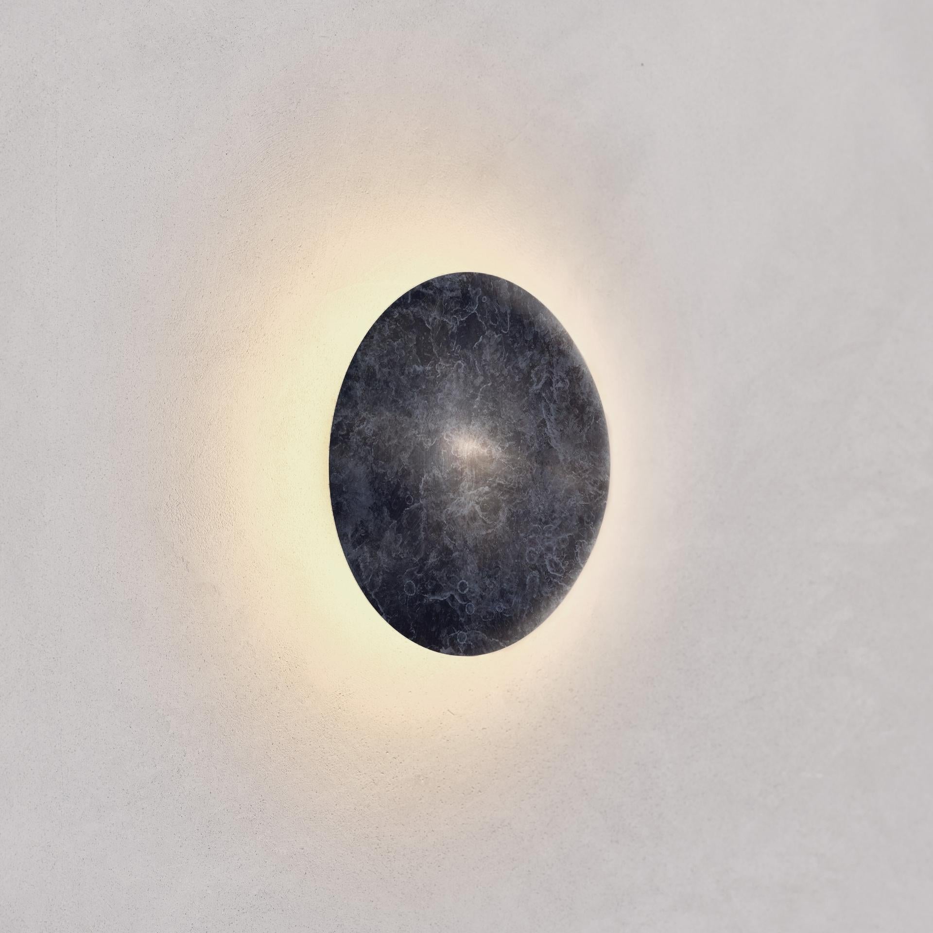 Handgefertigte Wandleuchte „Cosmic Comet Callisto 26“ Callisto aus patiniertem Messing (Britisch) im Angebot