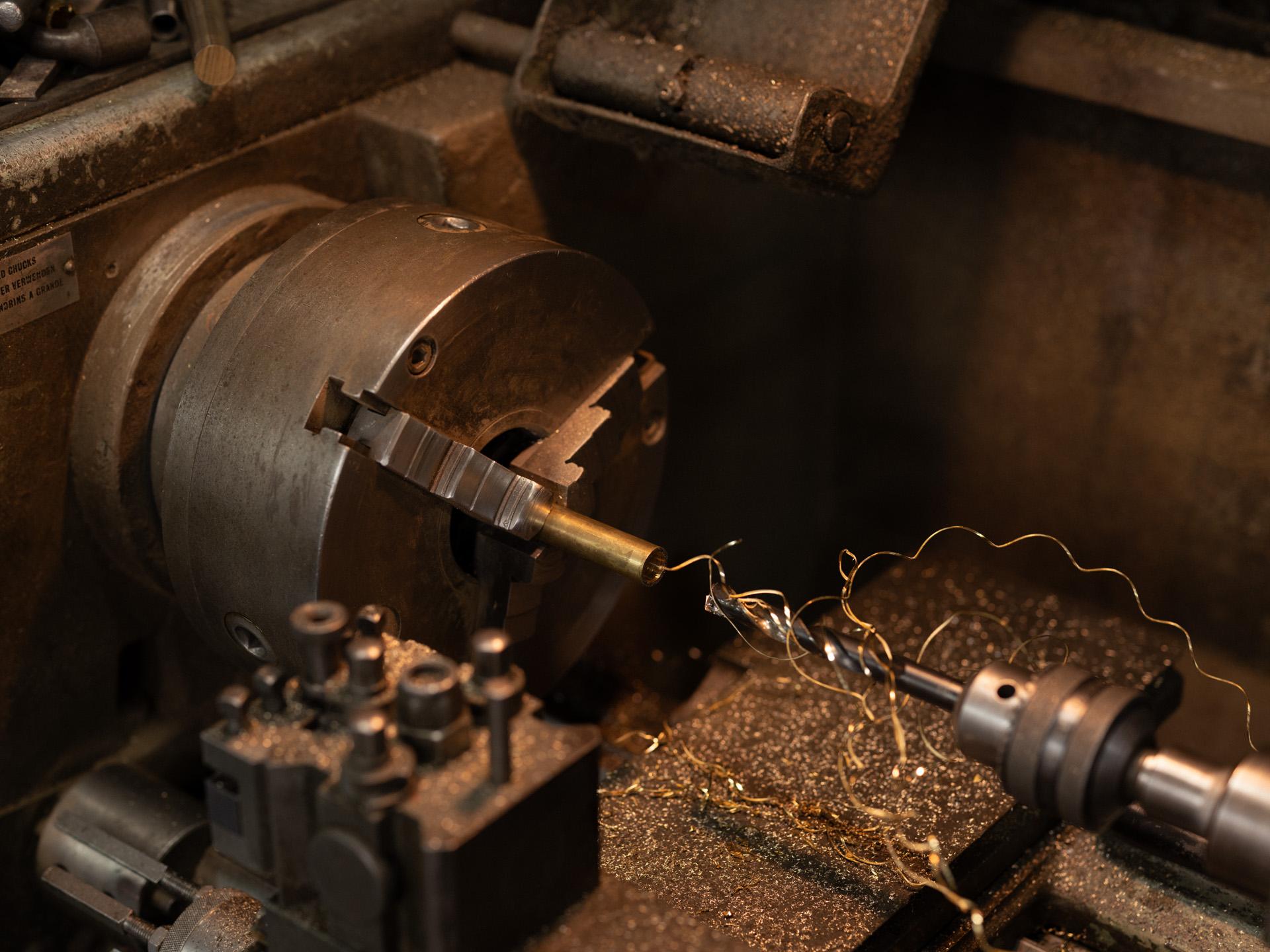 Cosmic 'Comet Pendelleuchte Aurum' Handgefertigte Deckenleuchte aus hochglanzpoliertem Messing im Angebot 2