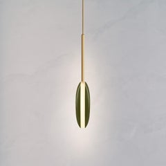 Lámpara de techo Cosmic 'Comet Pendant Olive' de latón lacado en color oliva hecha a mano